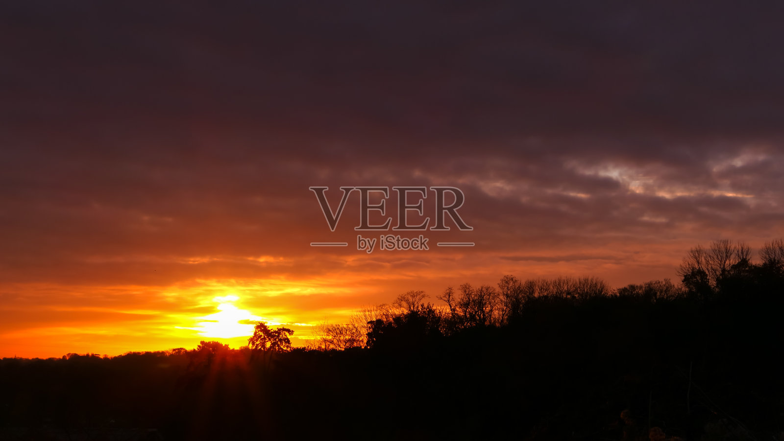 惊人的日出在农村的景象。照片摄影图片