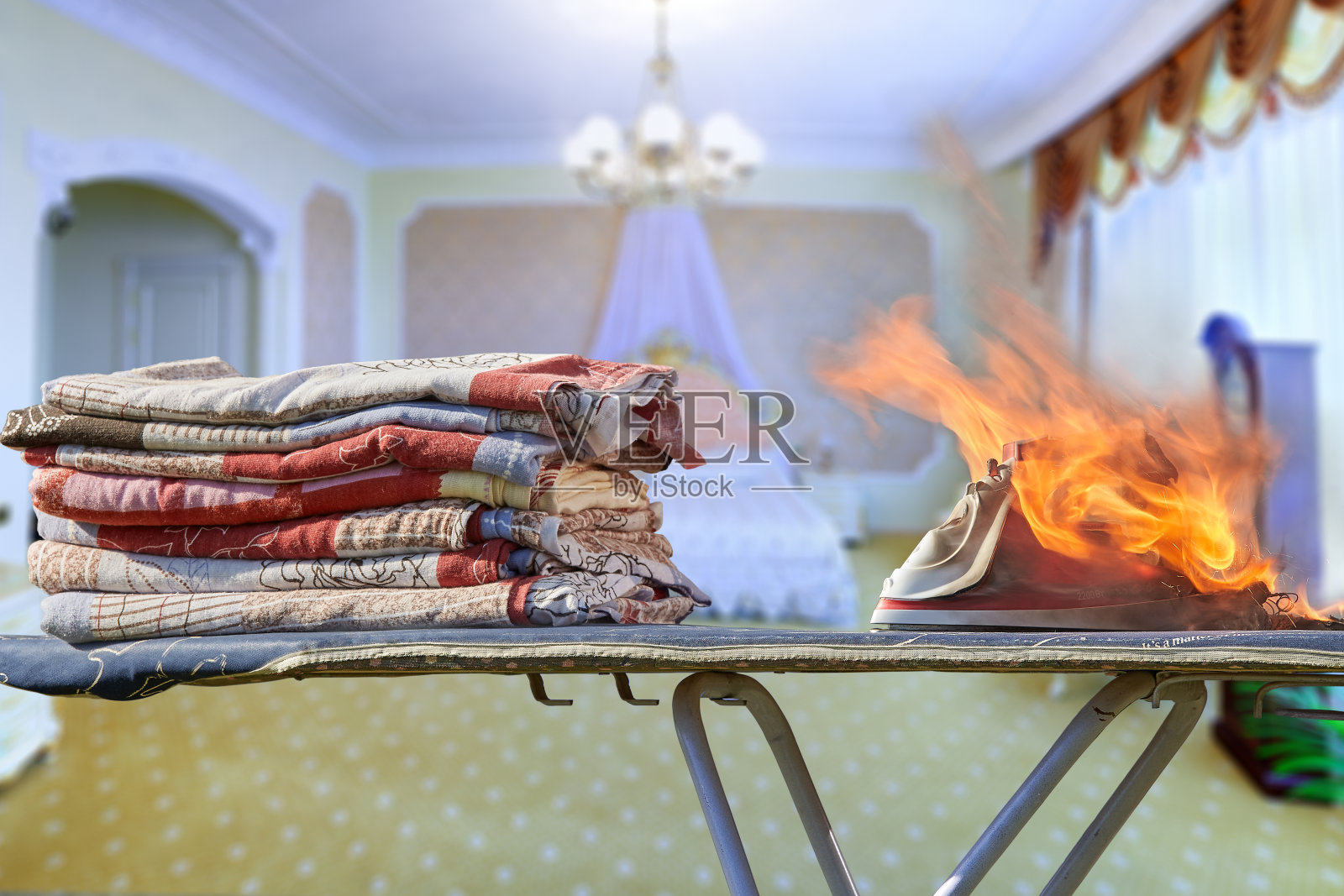 忘记关的熨斗引起了起居室的火灾。照片摄影图片