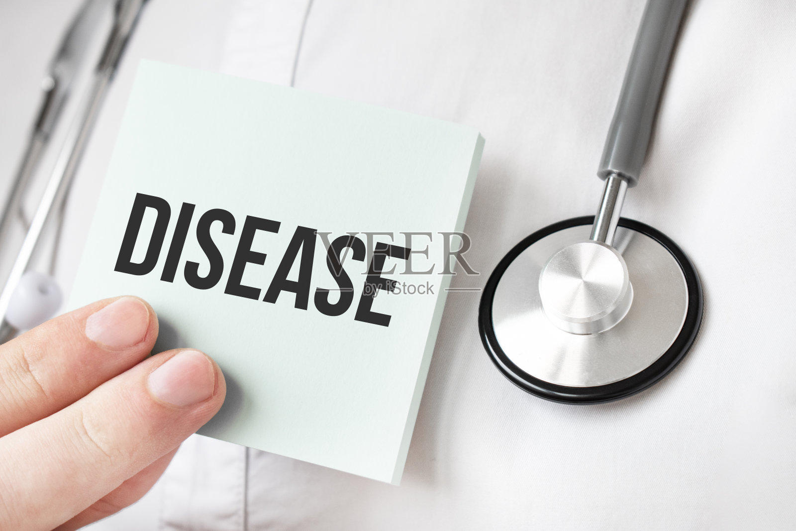 医生手里拿着卡片，指着“病”字照片摄影图片