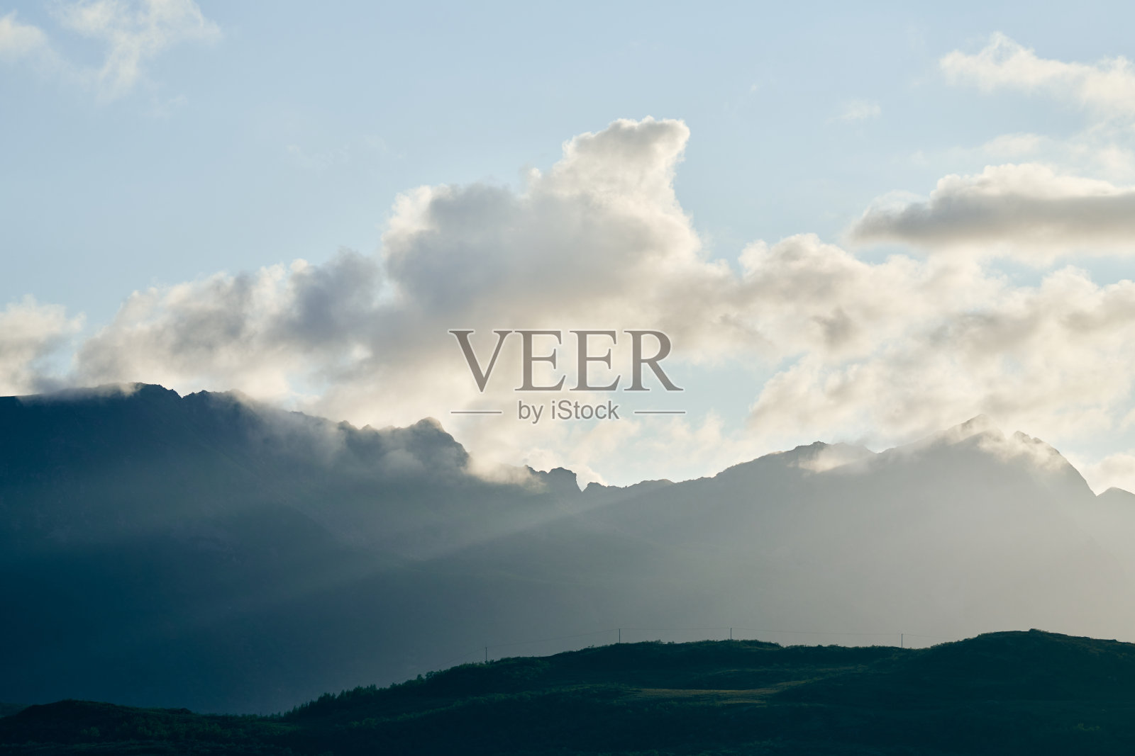 雾霾中的田园诗般的山，阳光从侧面照过来照片摄影图片