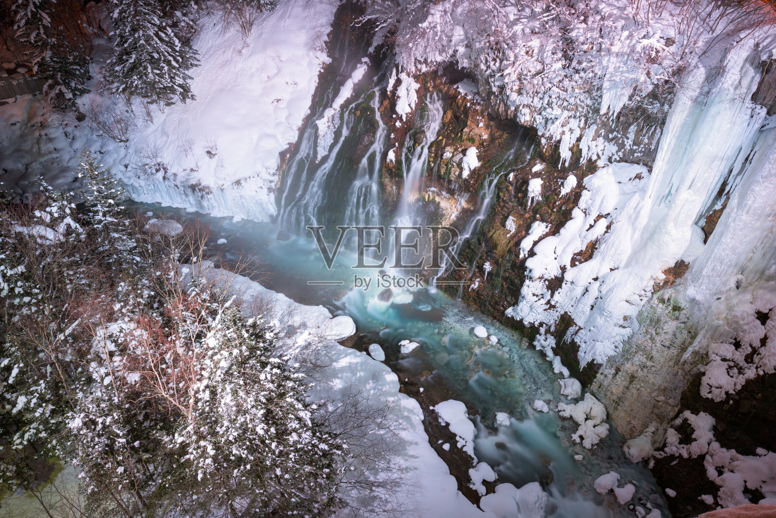 北，北海道，日本在蓝色的河流照片摄影图片