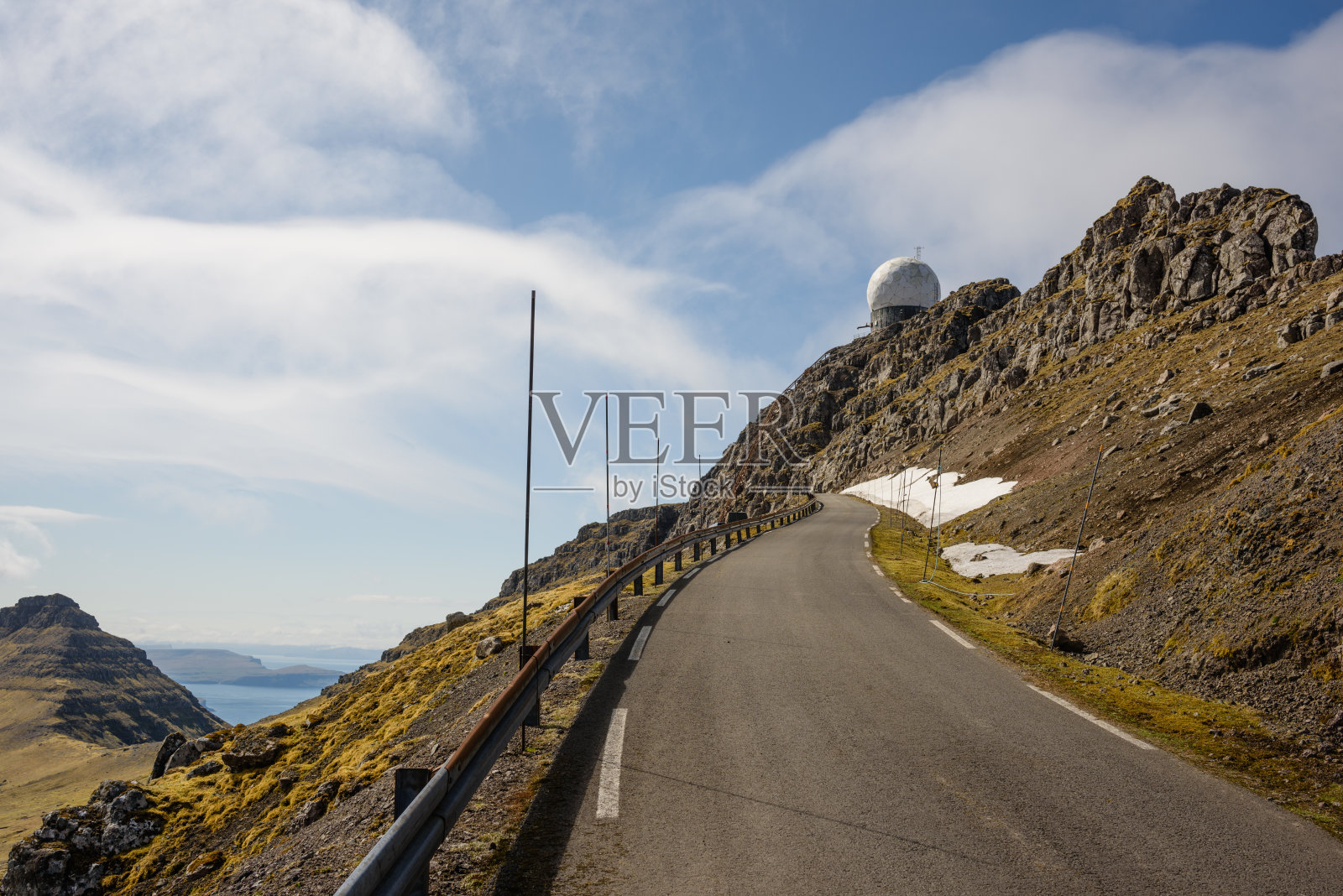 蓝天下的高原巷道照片摄影图片