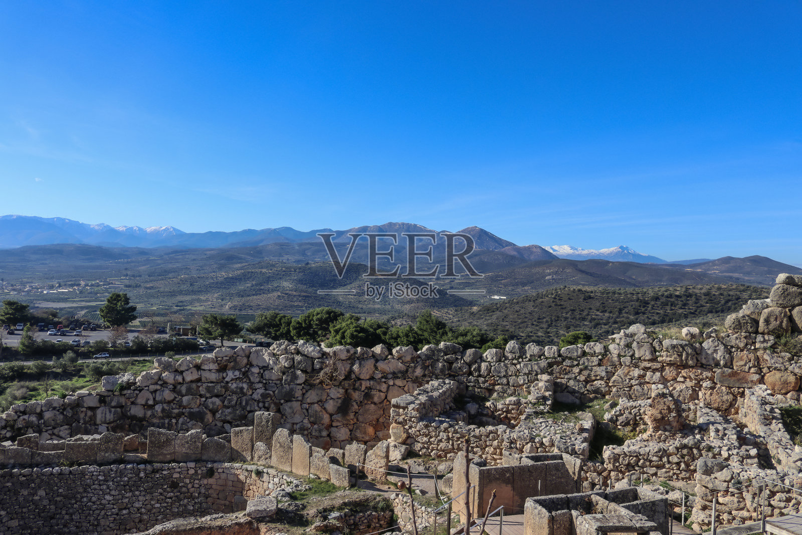 俯瞰希腊迈锡尼的山丘堡垒，俯瞰农田和橄榄林，俯瞰伯罗奔尼撒半岛南部的群山照片摄影图片