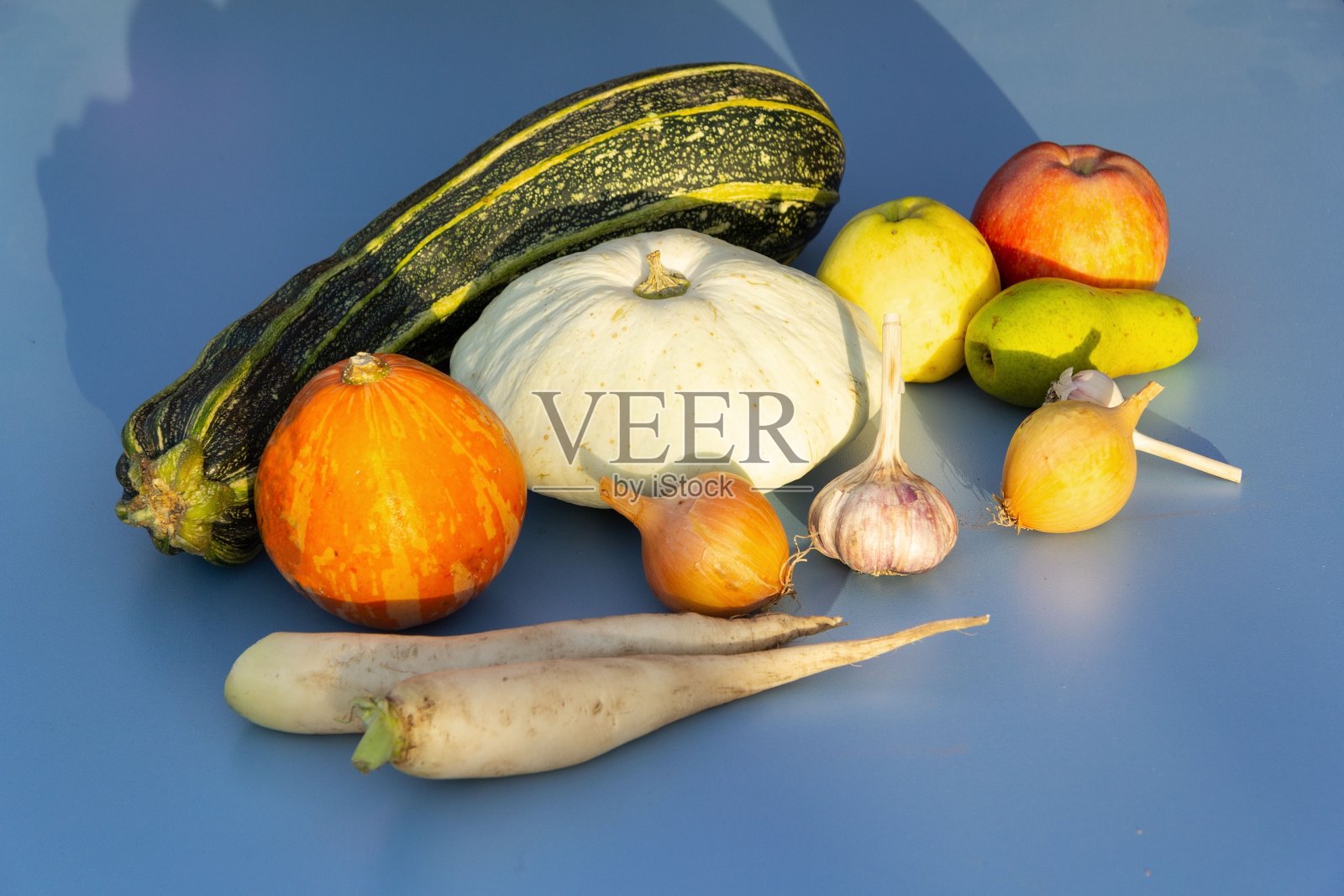 蓝色背景上是新鲜的生蔬菜和水果。有用的素食。照片摄影图片