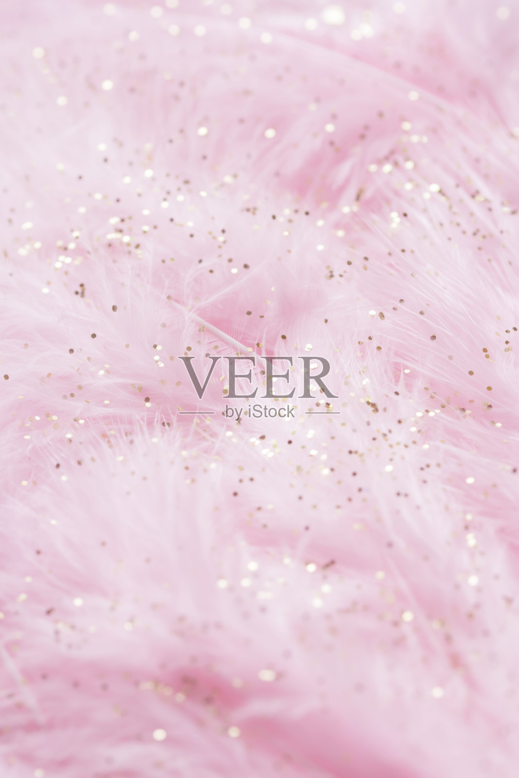 带有金色闪光的粉红色蓬松的羽毛照片摄影图片