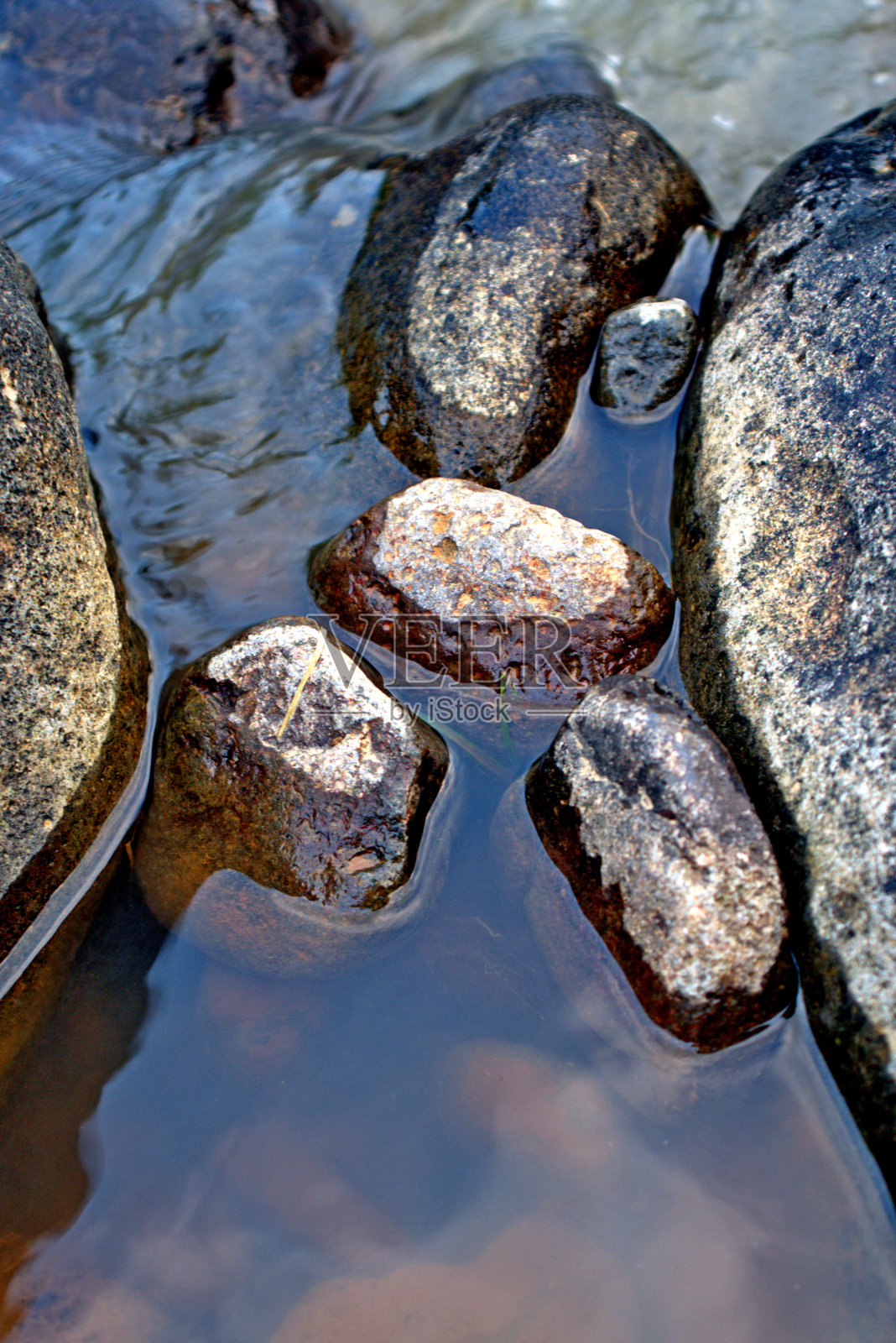 观赏岩石、珊瑚山和棕色的河水形成的热带格局照片摄影图片