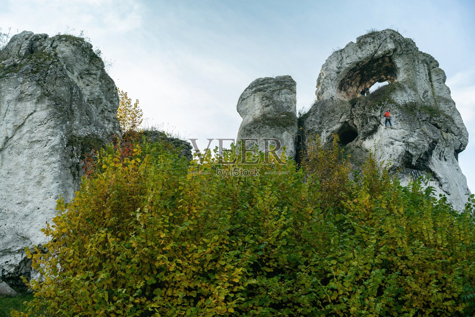 大窗，也被称为大窗，是一组石灰岩，位于波兰西里西亚Zawiercie县Kroczyce的Piaseczno照片摄影图片