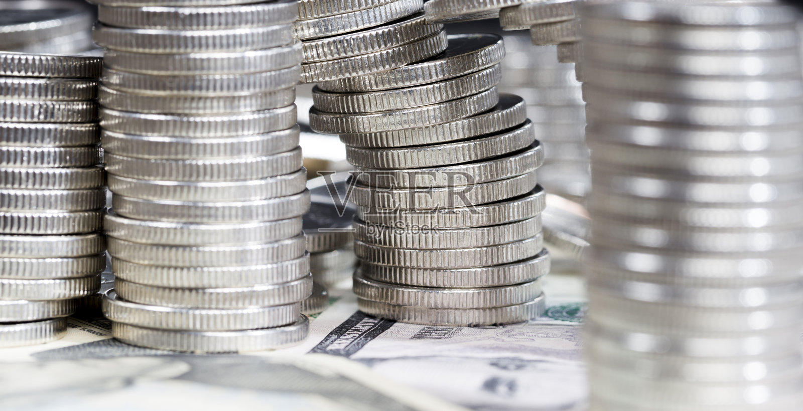 长期使用后有划痕等损伤的古币照片摄影图片