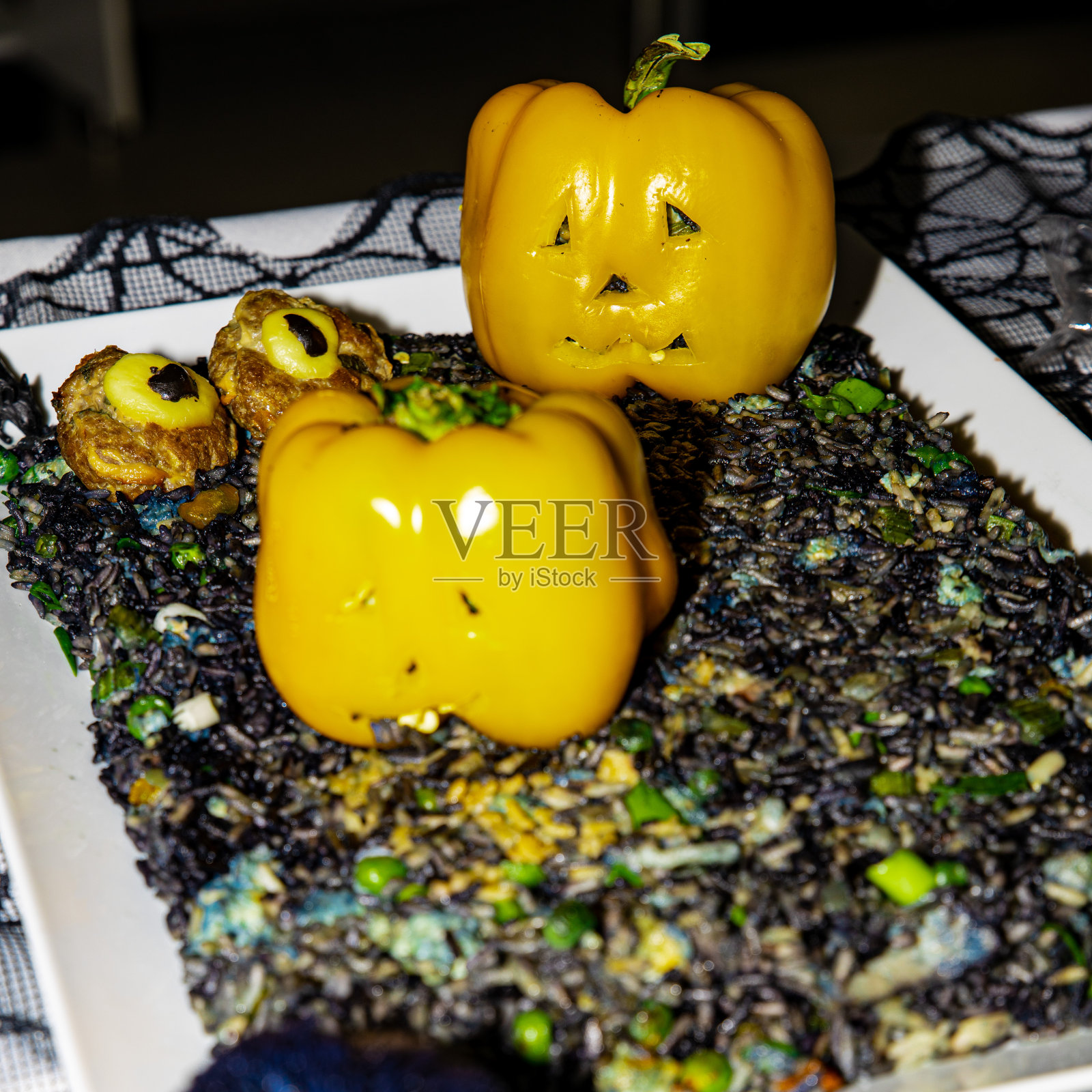 悉尼郊区家庭聚会的万圣节食物和装饰品照片摄影图片