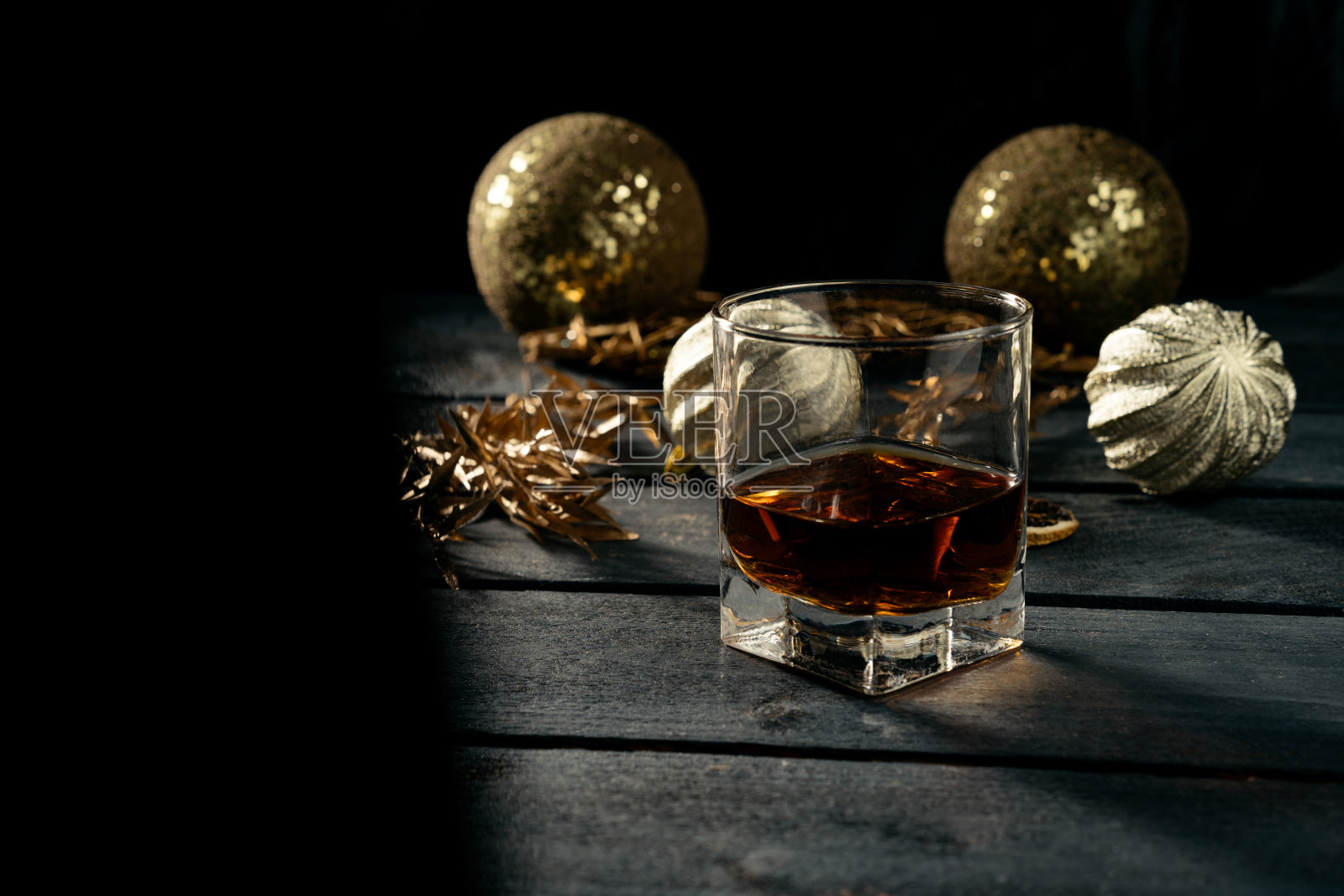 威士忌，白兰地或烈酒杯和装饰在黑暗的背景照片摄影图片
