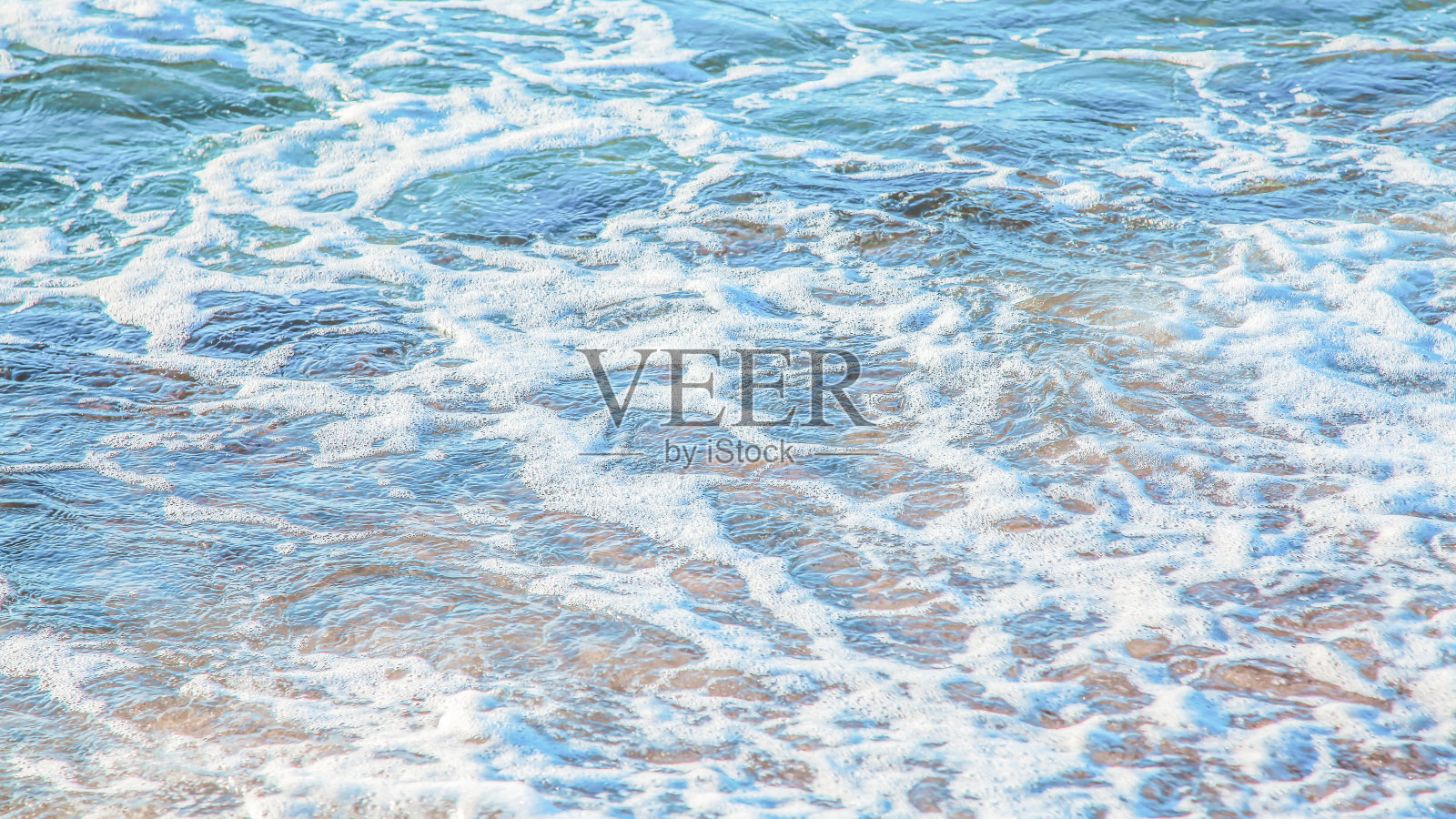 清澈湛蓝的水与海泡沫，海景背景照片摄影图片