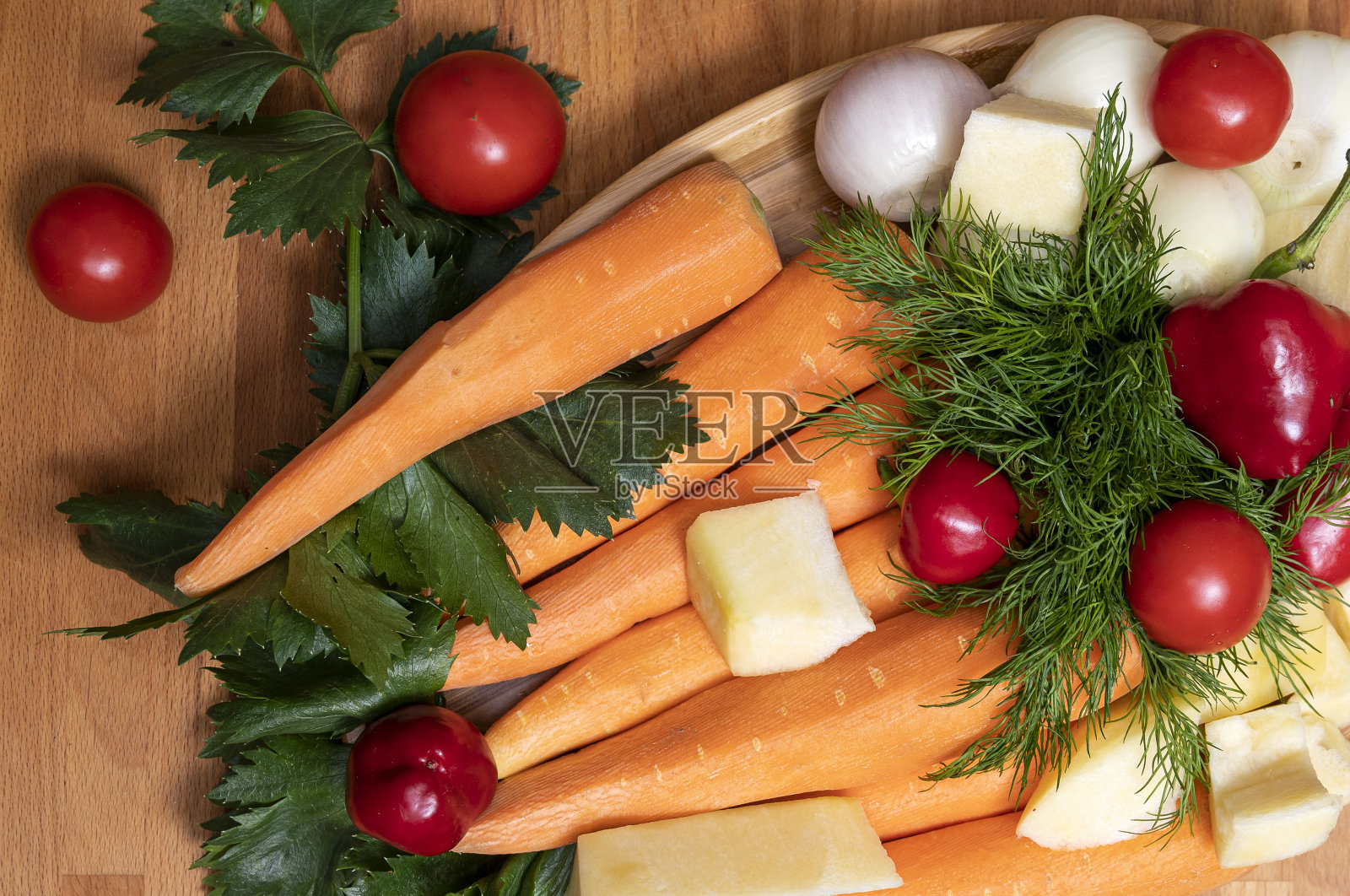 胡萝卜，西红柿，辣椒，莳萝，洋葱和芹菜照片摄影图片