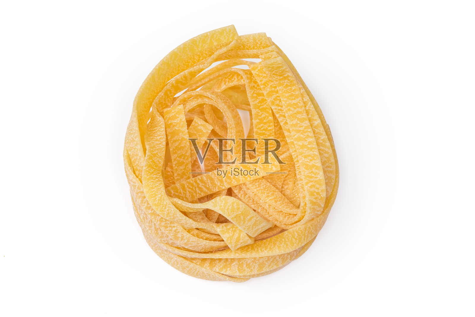 未煮熟的面条盘绕在白色的背景上照片摄影图片