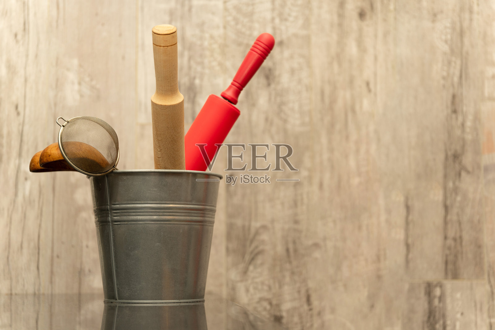 桶里是一套用木头制成的各种厨房器具。本空间照片摄影图片