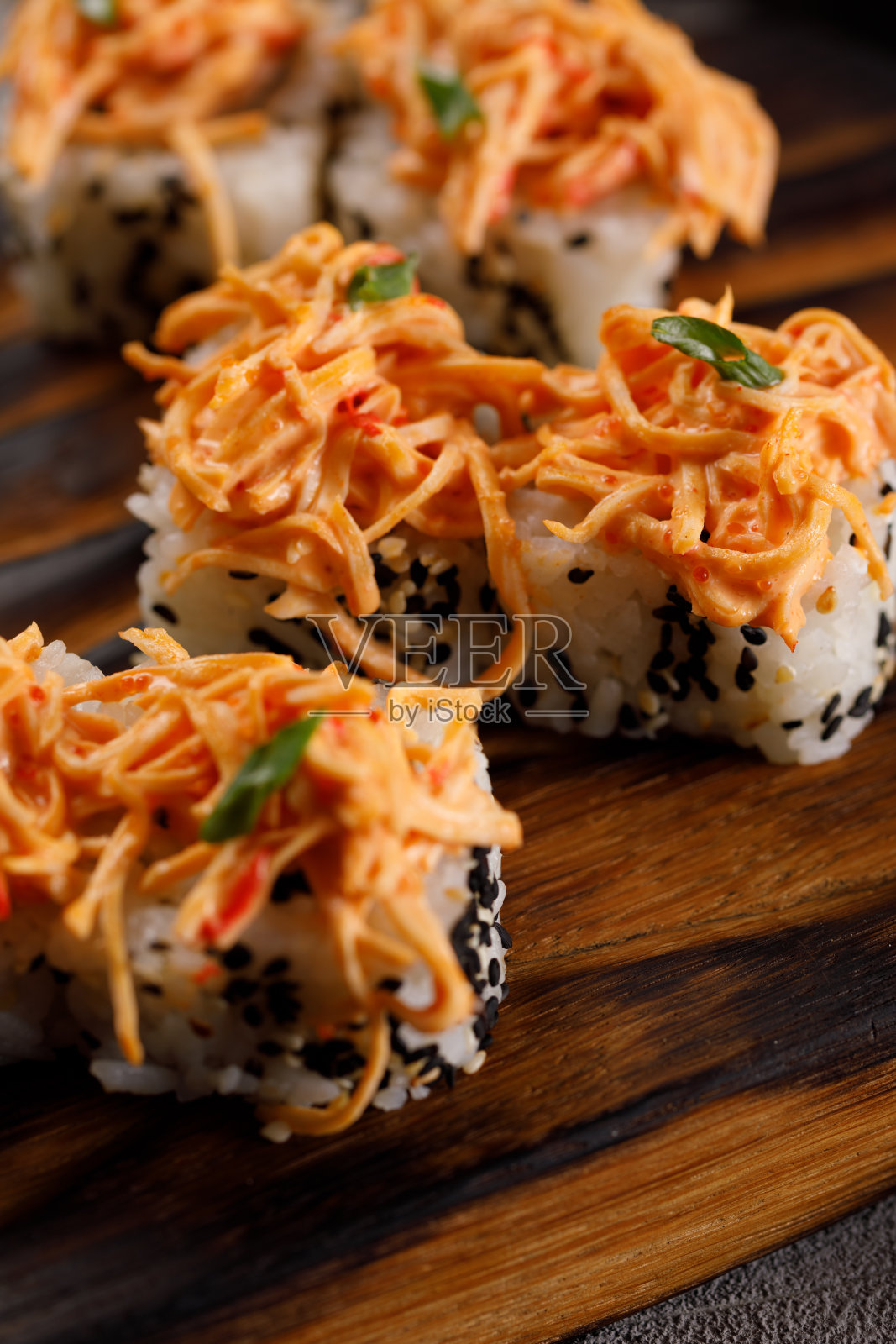 有开胃卷的静物。日本食品的概念。特写镜头。照片摄影图片