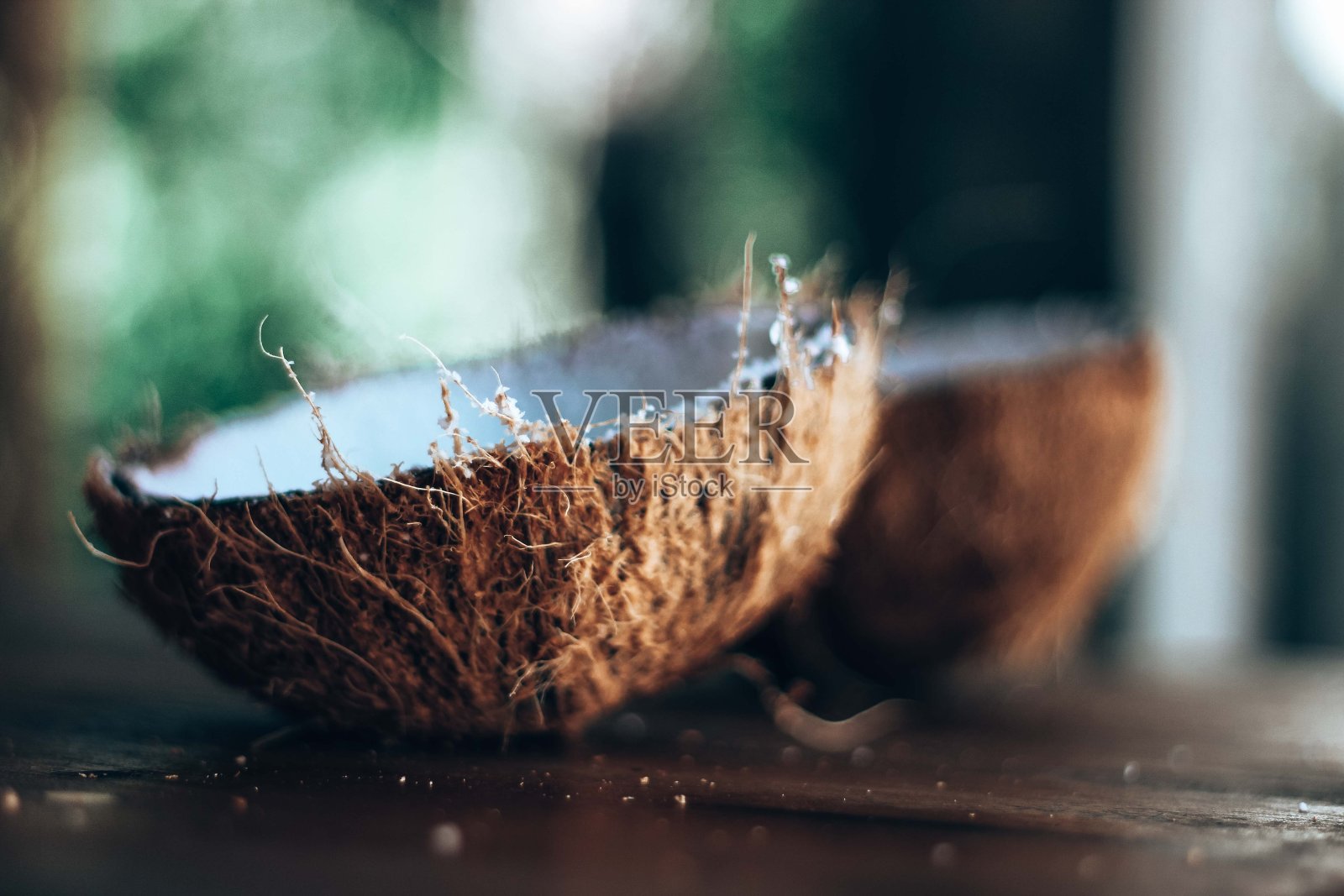 打开桌上的椰子照片摄影图片