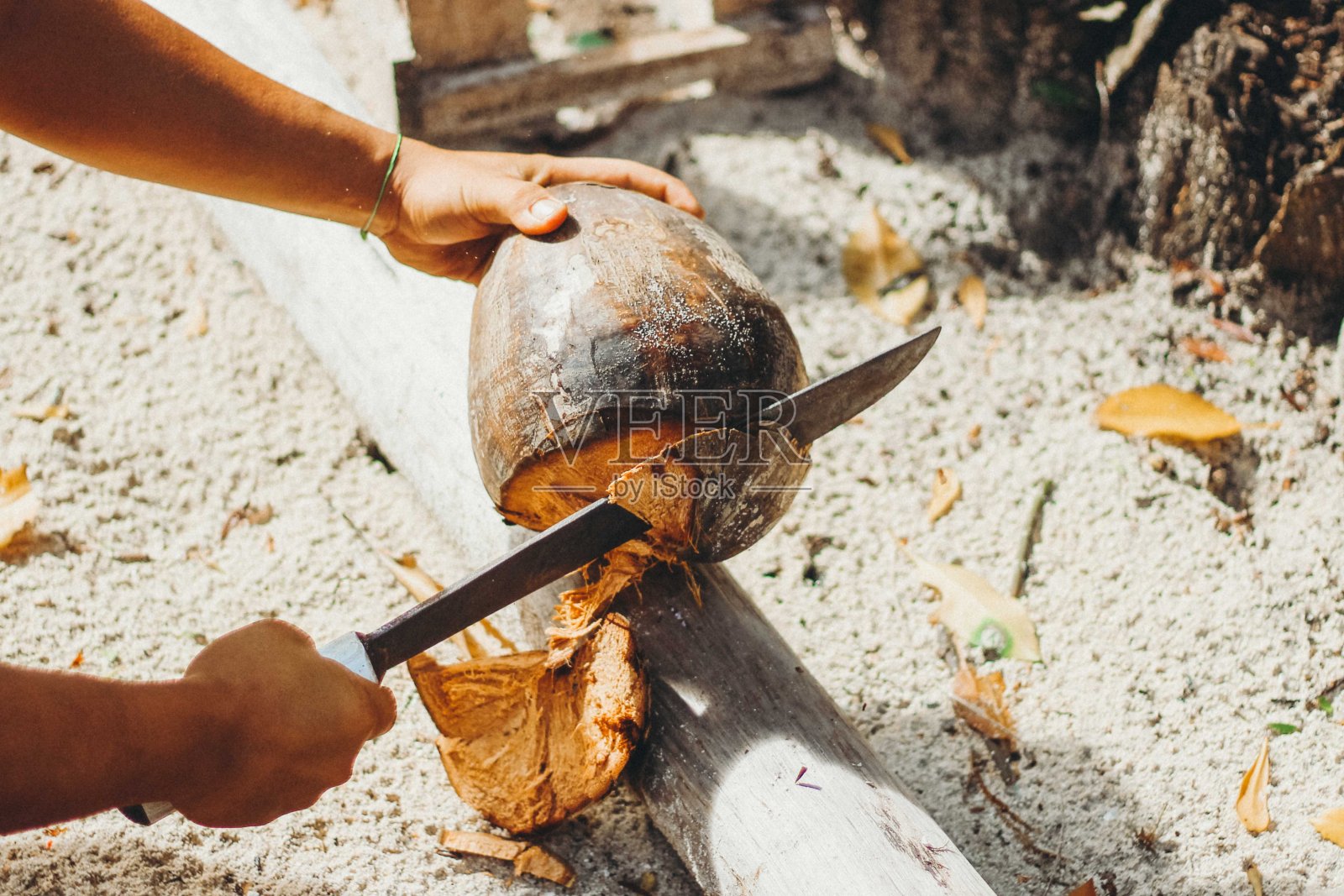 一个印尼人正在打开椰子照片摄影图片