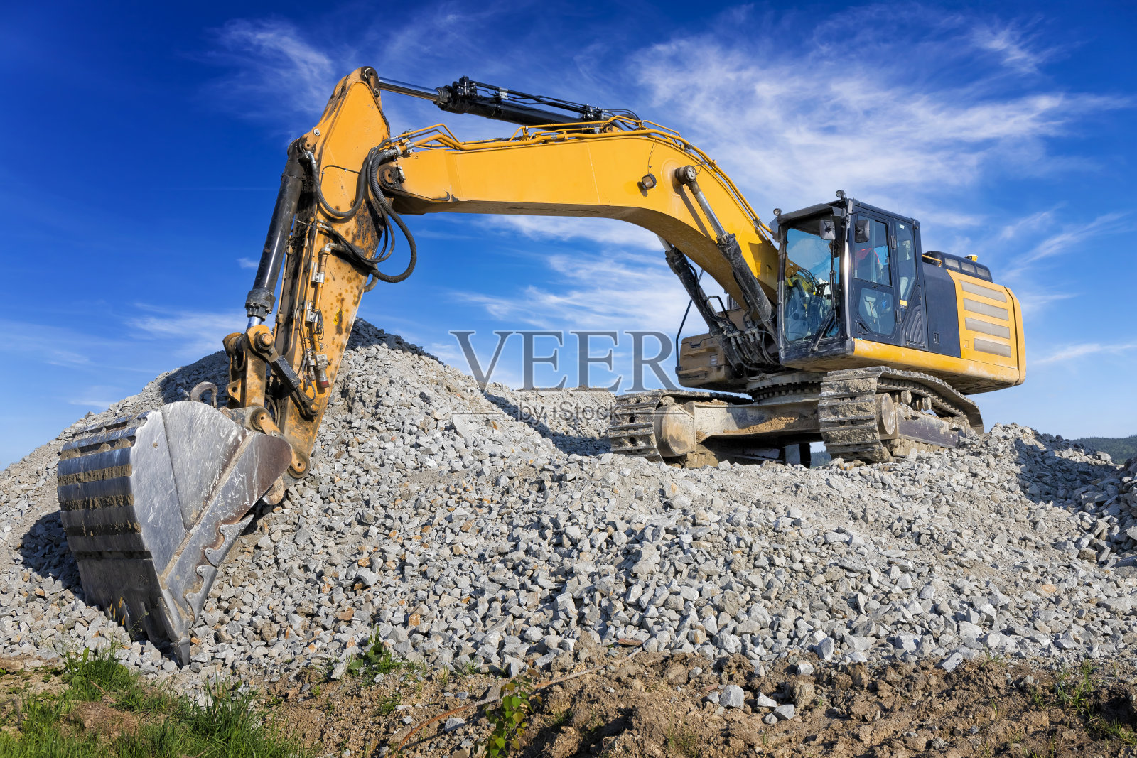 挖掘机为修筑公路准备场地照片摄影图片