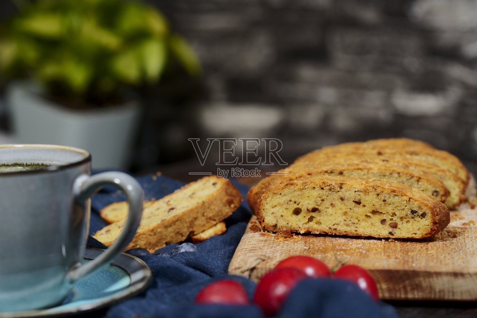 自制榛果脆饼和咖啡休息时间照片摄影图片