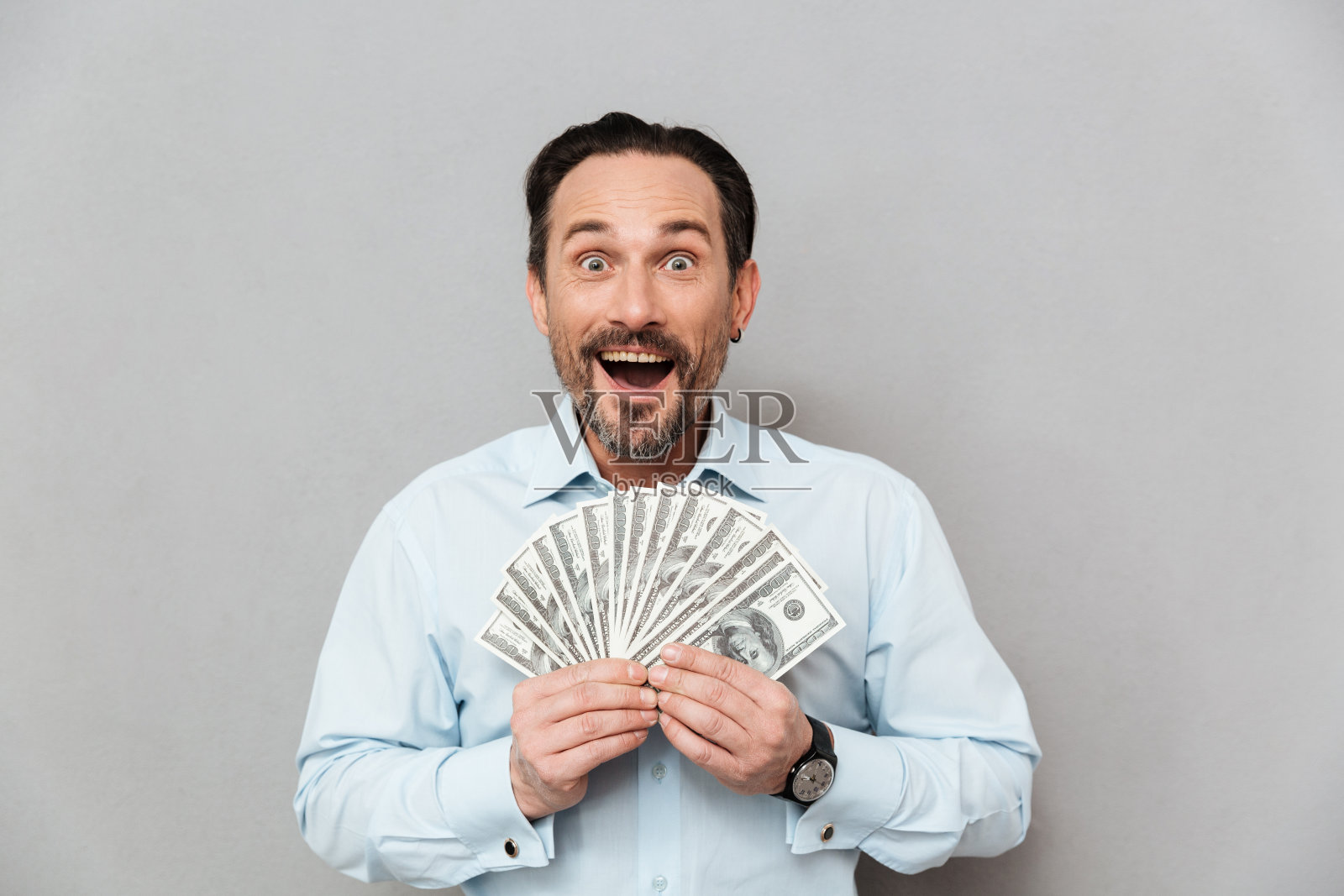 一个穿着衬衫的兴奋的成熟男人的肖像照片摄影图片