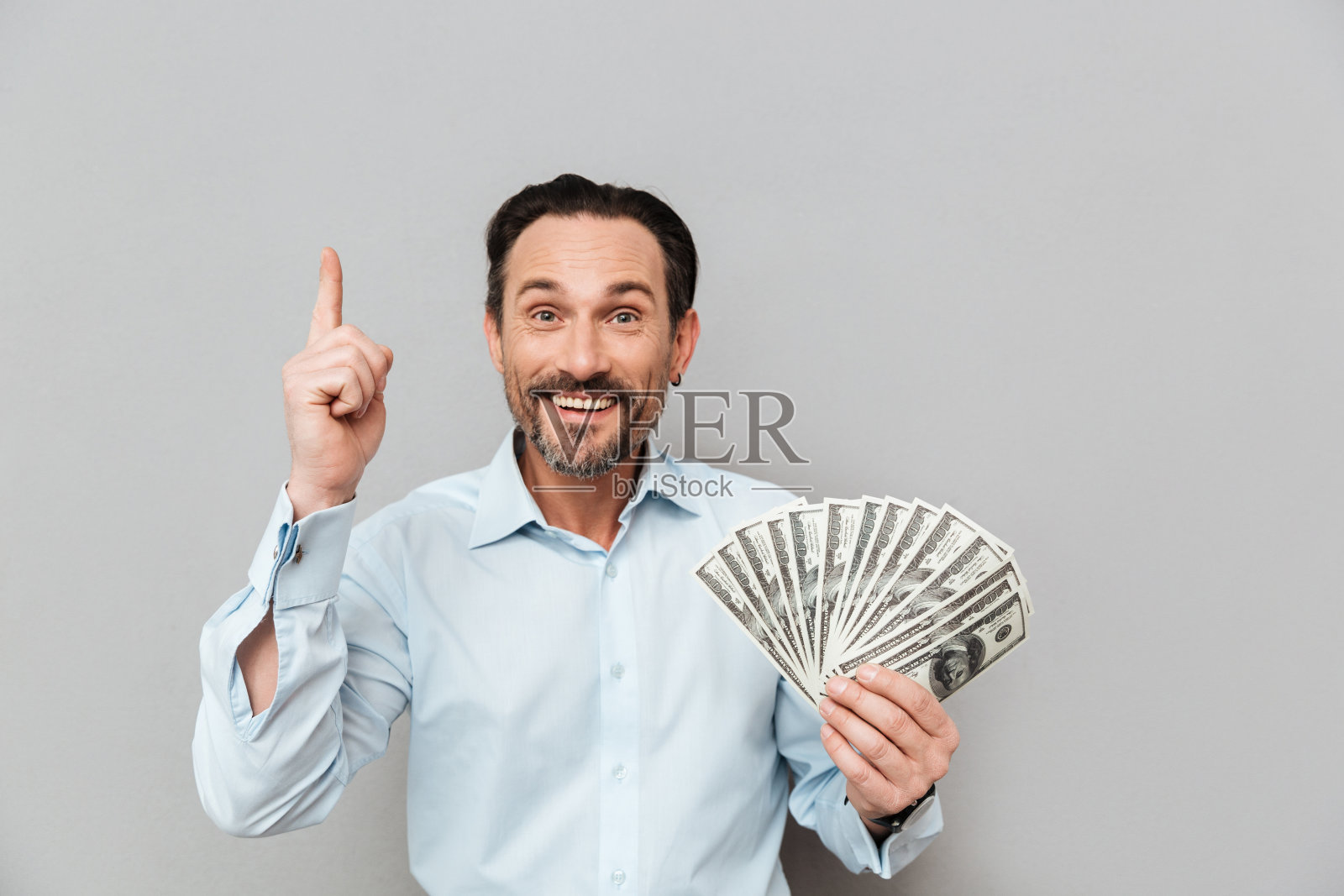 一个心满意足的穿着衬衫的成熟男人的肖像照片摄影图片