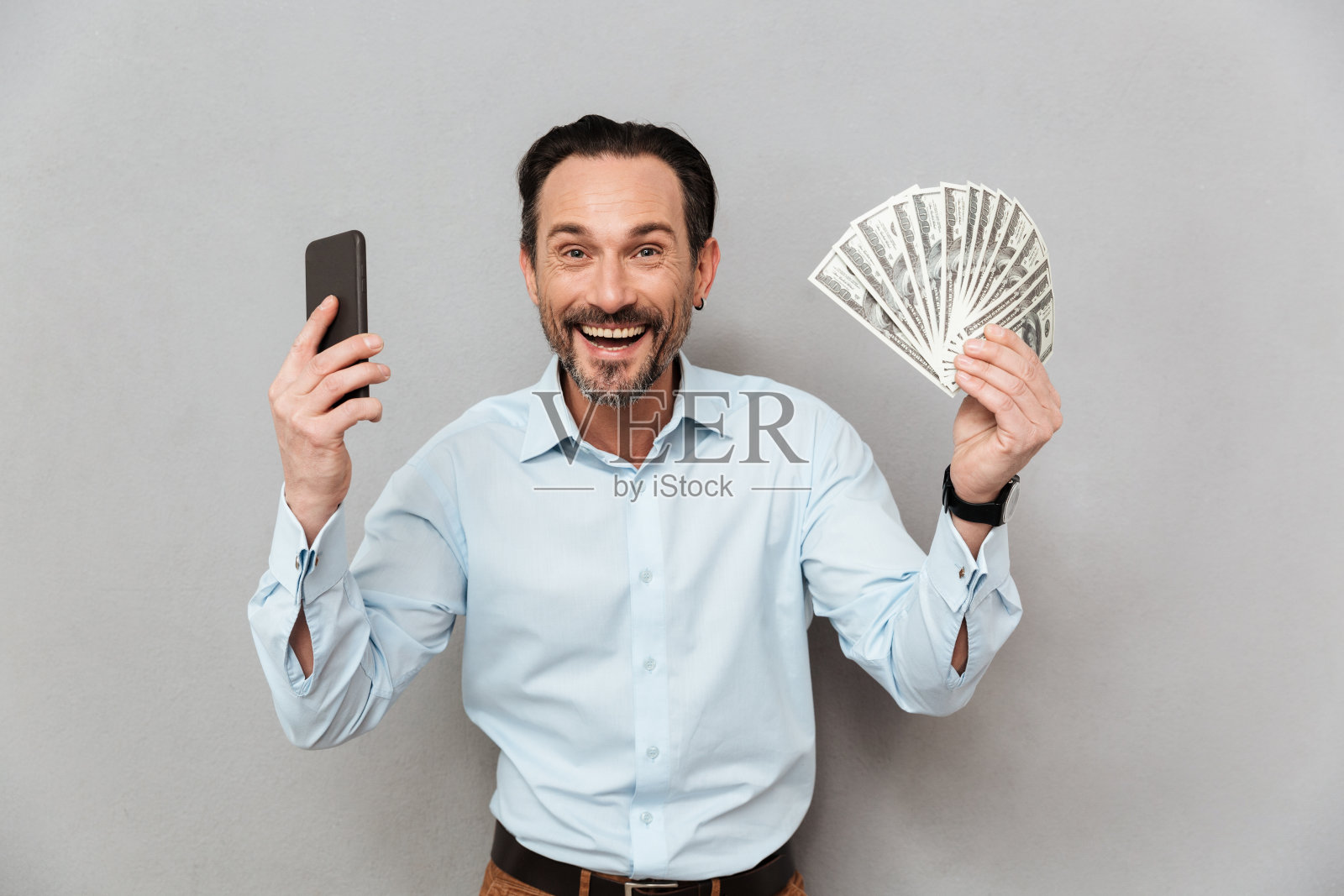 一个快乐成熟男人的全身像照片摄影图片