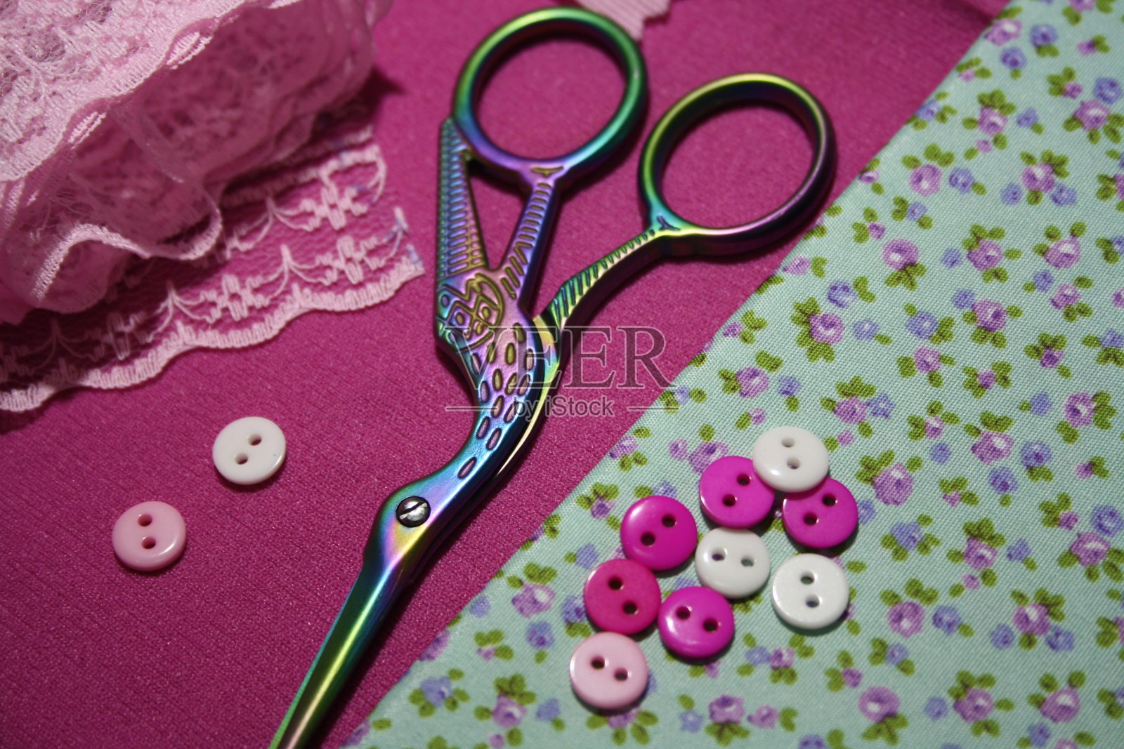 缝纫配件和织物特写。照片摄影图片