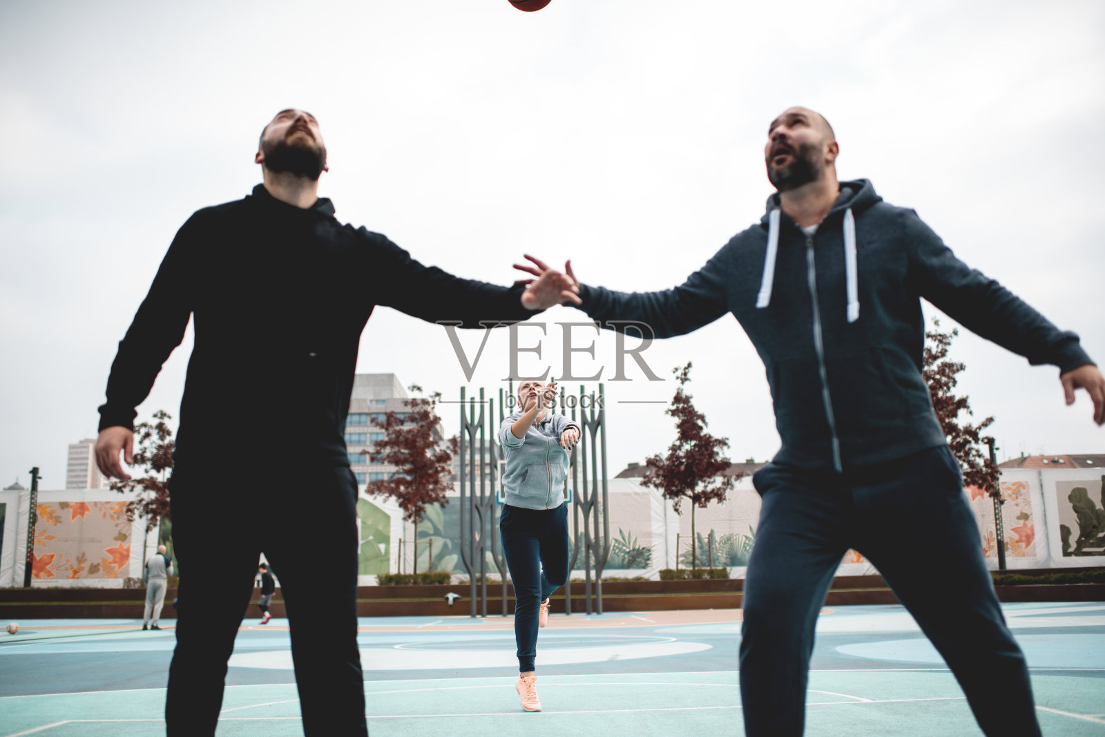 一群业余朋友聚集在球场上打篮球照片摄影图片