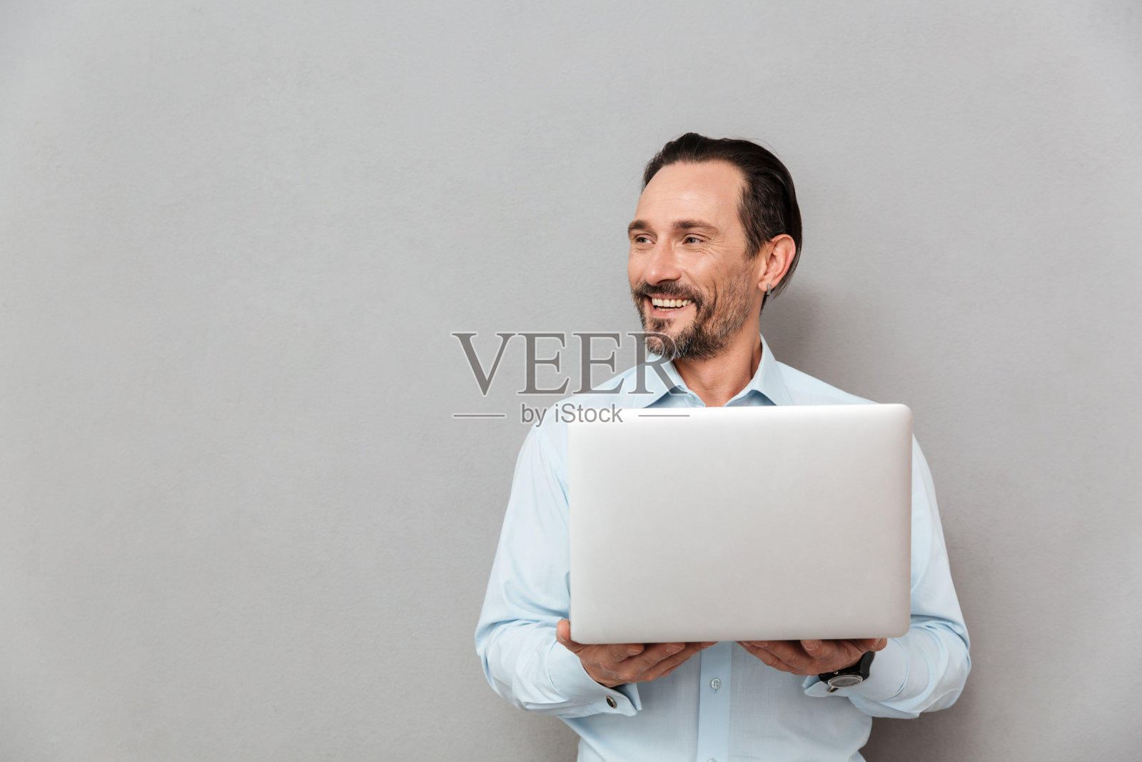 一个穿着衬衫的快乐成熟男人的肖像照片摄影图片