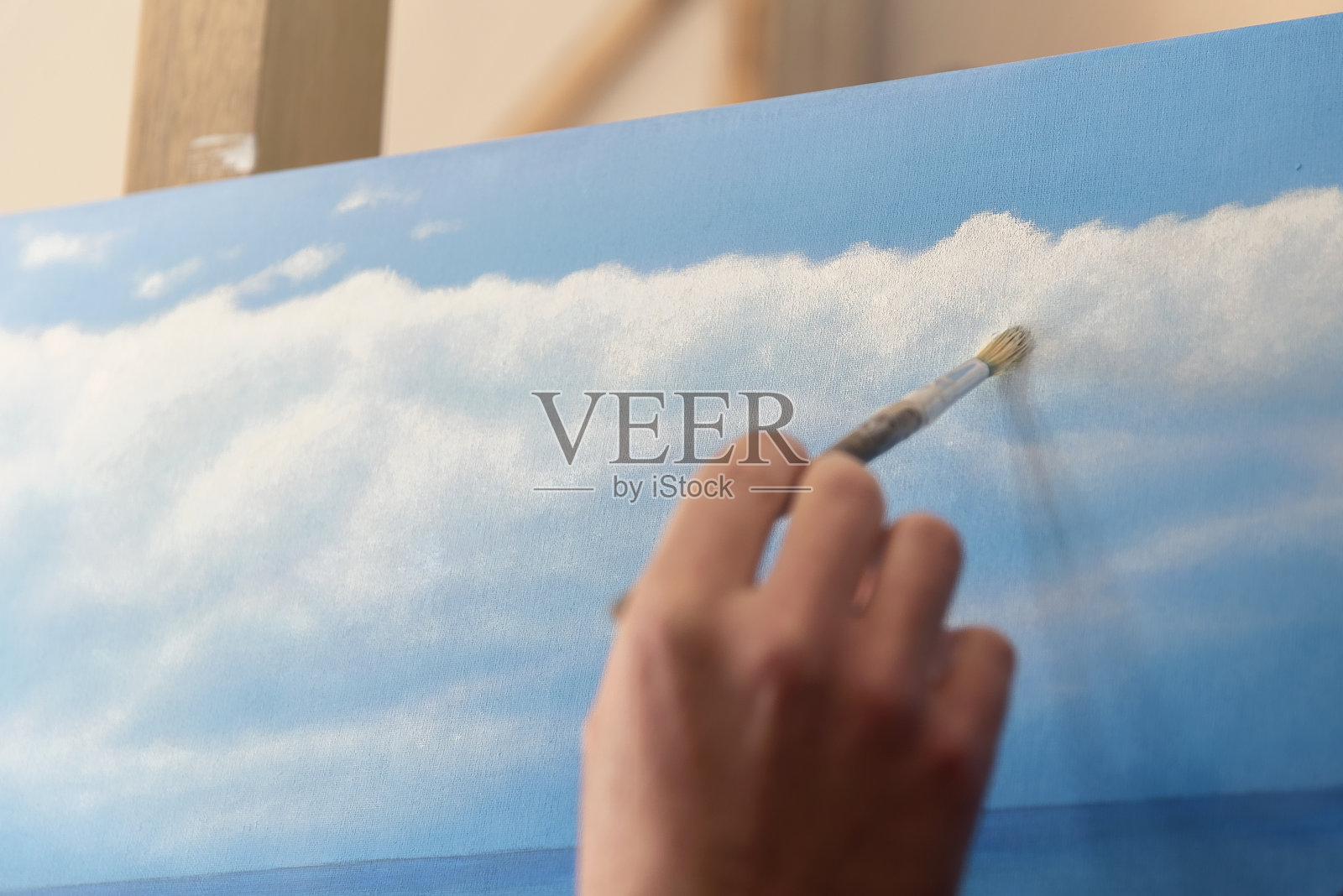 男艺术家用自然光手绘照片摄影图片