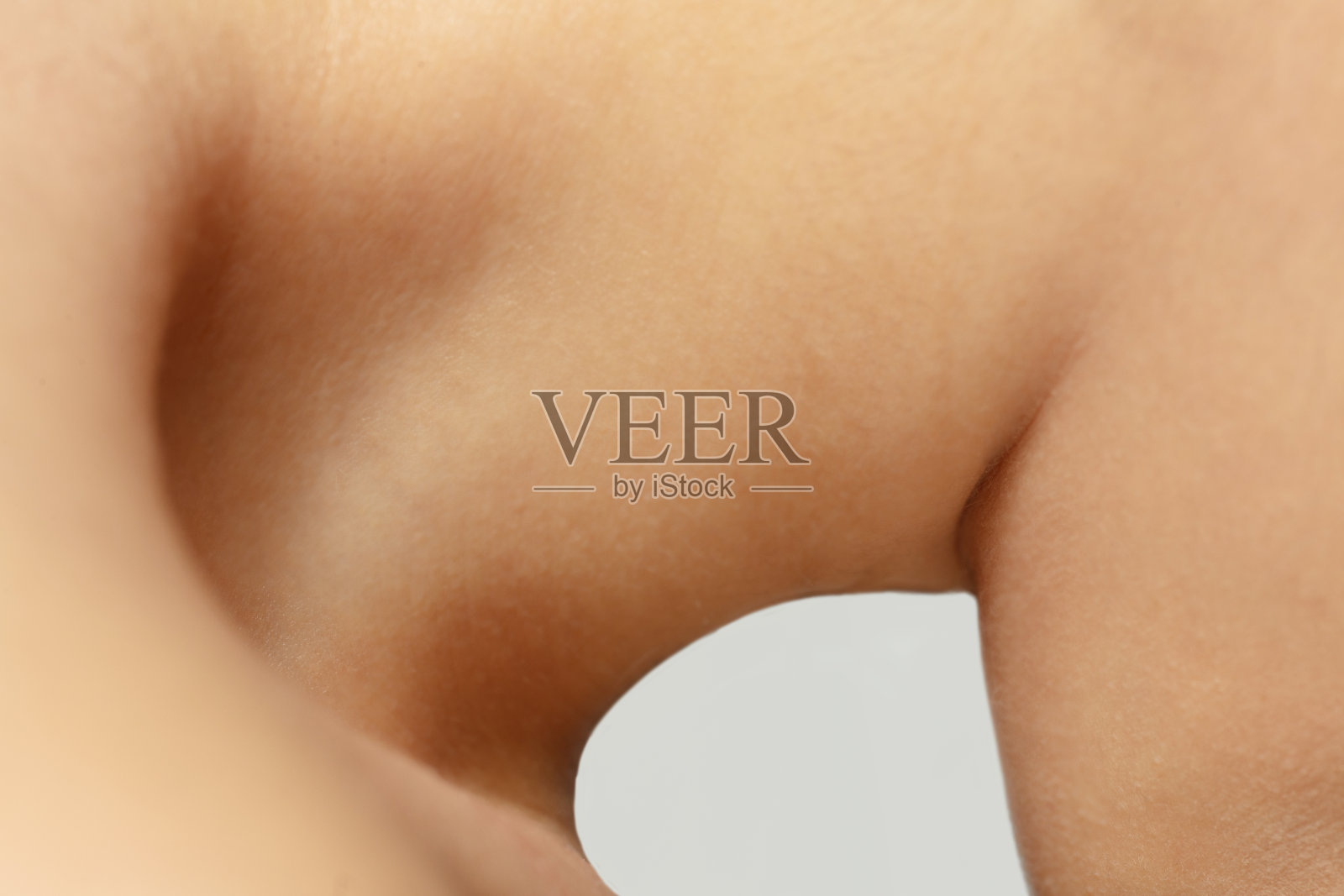 近距离的美丽的犹太女人的肖像孤立在工作室的背景。美容、时尚、护肤、化妆品概念。细节。照片摄影图片