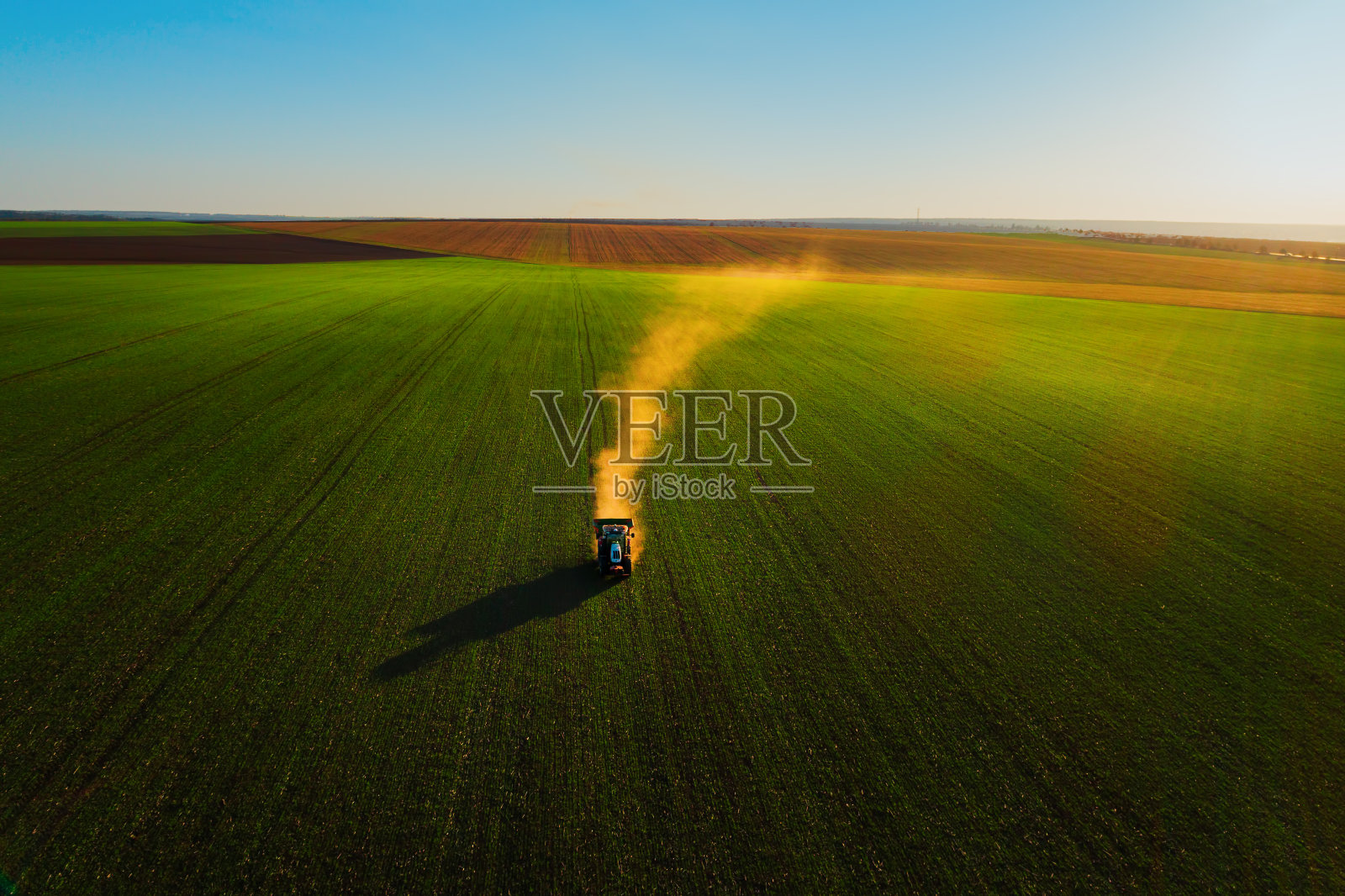 拖拉机施肥麦田，鸟瞰图，hdr自然景观照片摄影图片