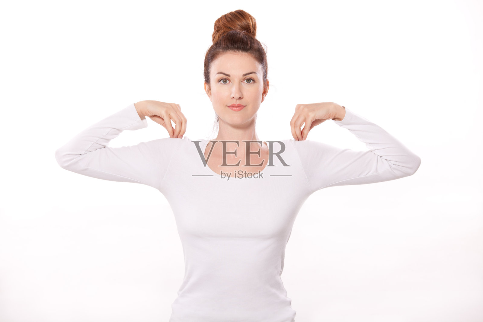 做瑜伽的中年妇女。照片摄影图片