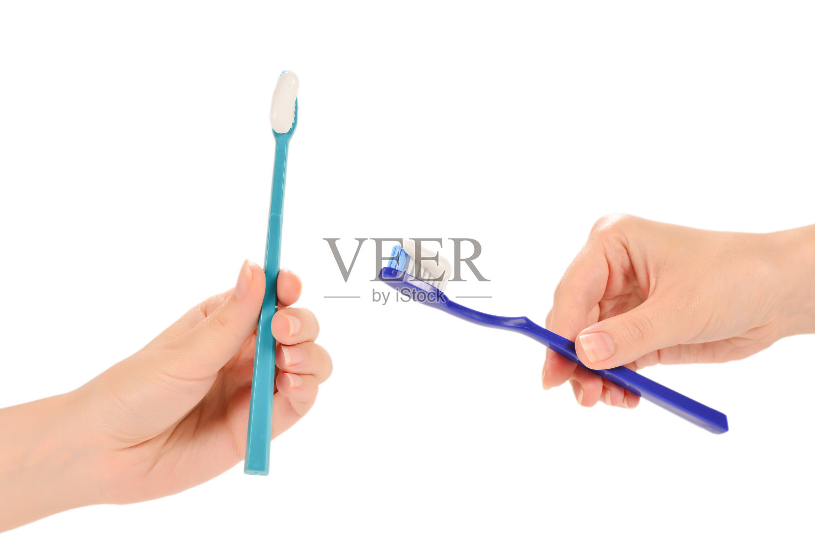 女人拿着牙刷和牙膏在她的手孤立在白色的背景。照片摄影图片