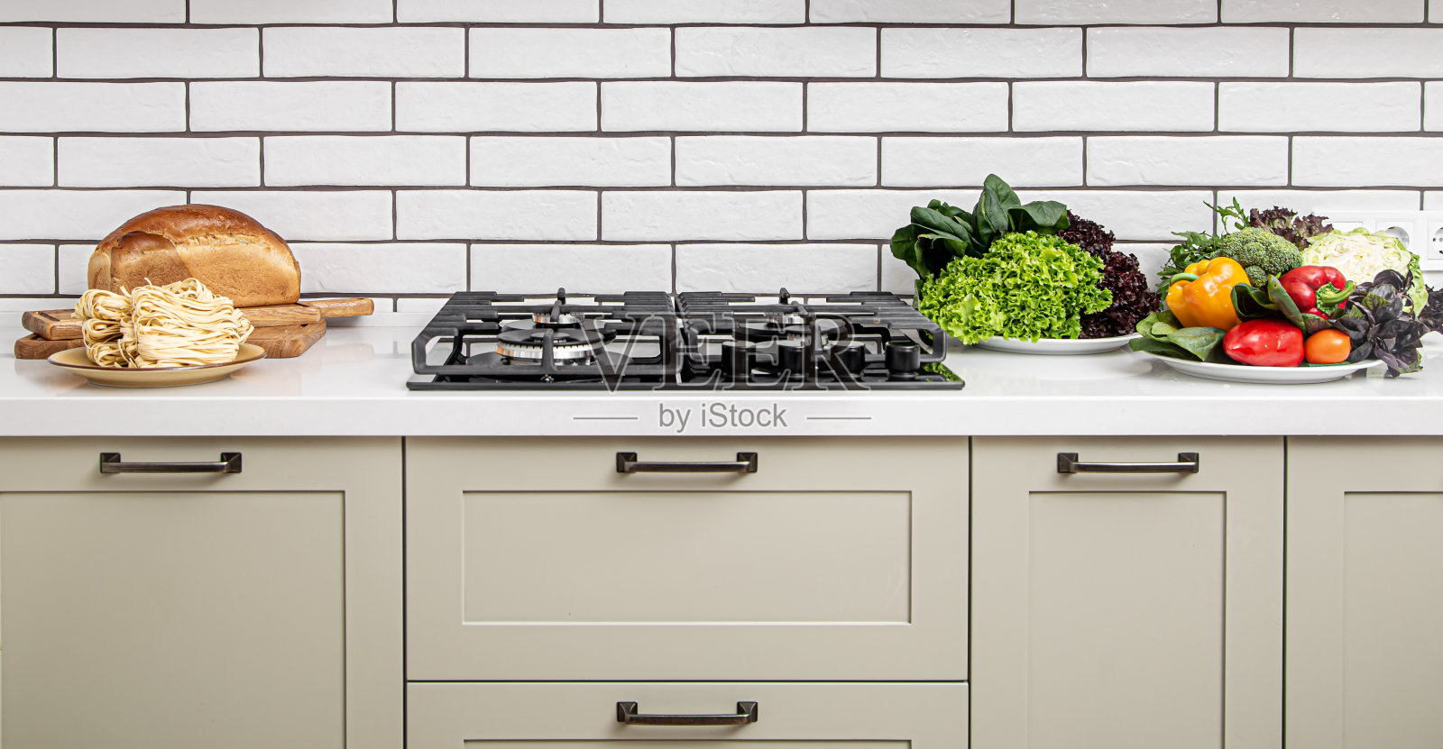 现代厨房内部与产品烹饪午餐近距离。照片摄影图片