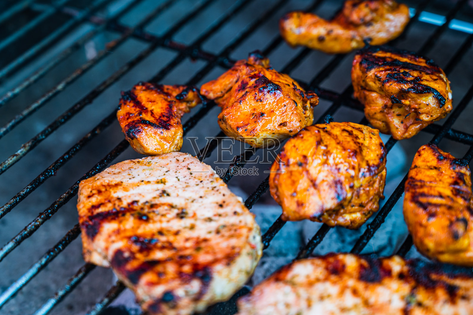 烤架上美味的烤鸡胸的特写镜头照片摄影图片