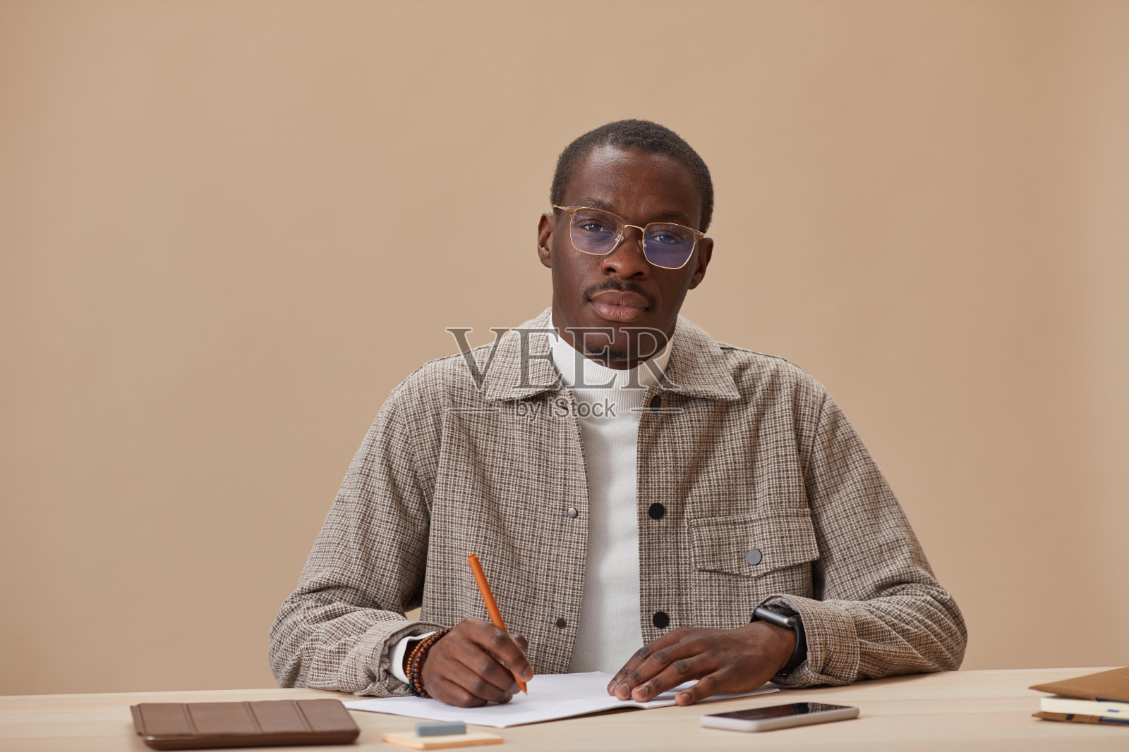 非洲人在桌子旁学习照片摄影图片