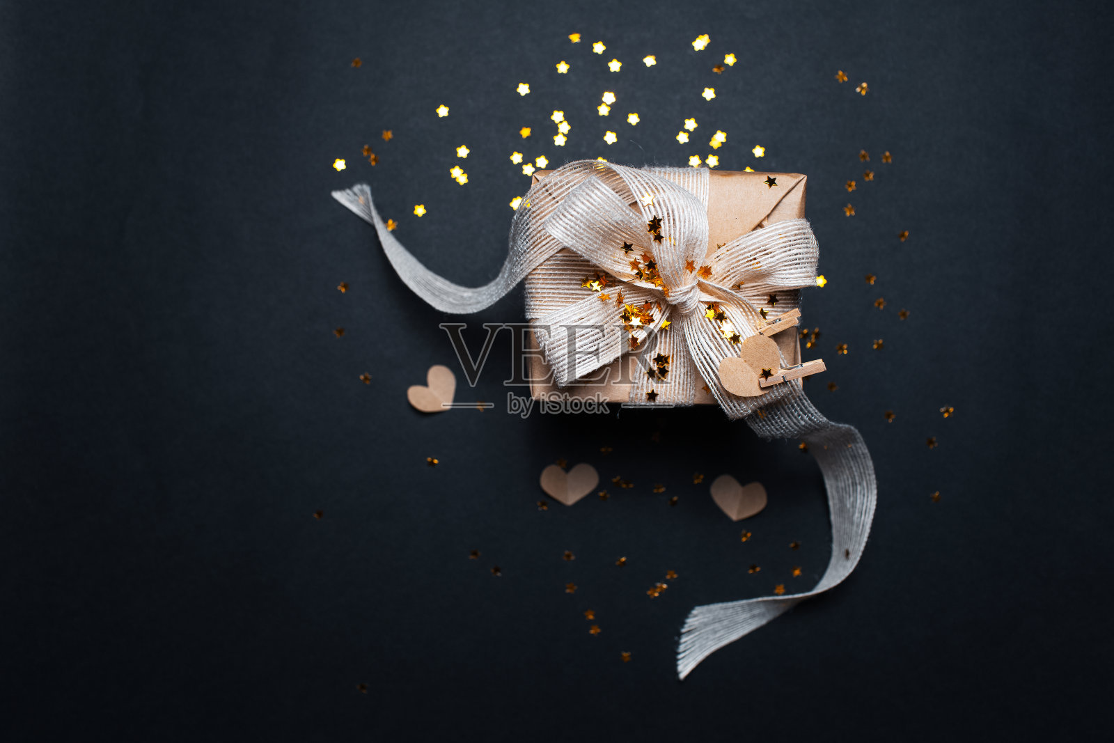 顶视图上的生态礼盒背景黑色与拷贝空间。照片摄影图片