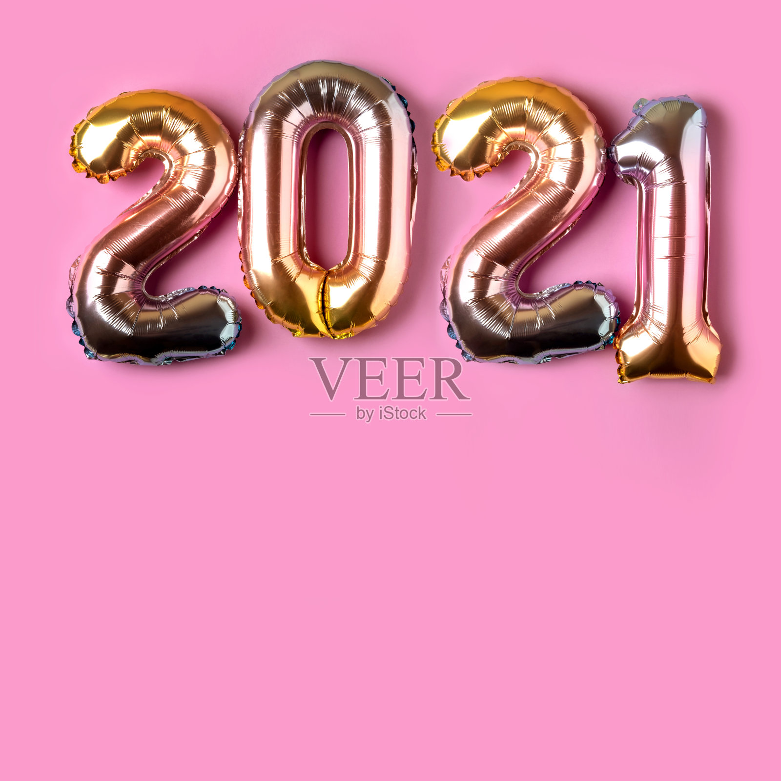 Сolored铝箔气球的形式的数字2021。新年的概念。最小的假期作文。照片摄影图片