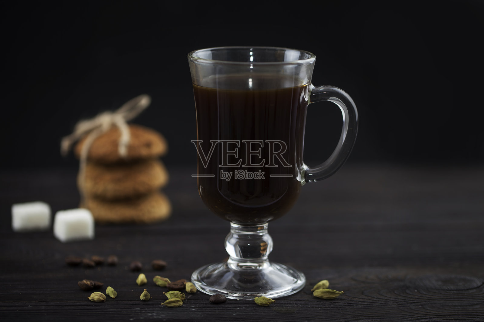 桌上的透明杯子里放着豆蔻咖啡照片摄影图片