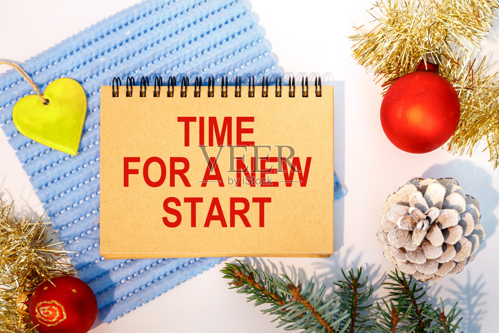 笔记本上的题词:重新开始的时间照片摄影图片