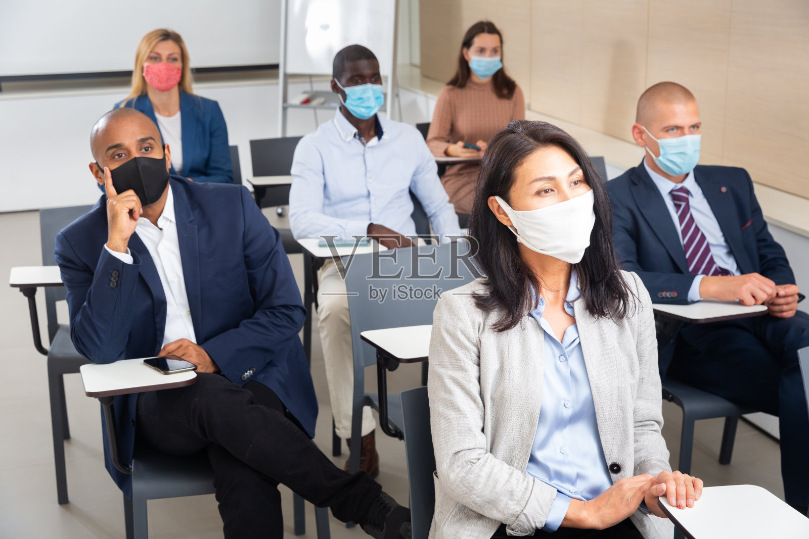 不同国籍的商务人士戴着防护面具参加商务研讨会照片摄影图片