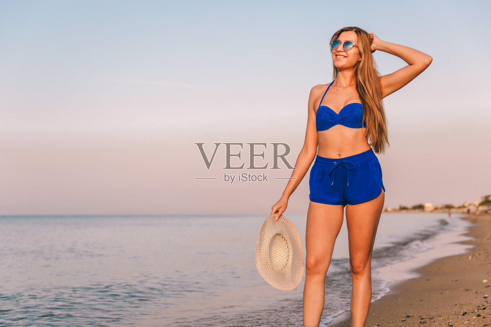 站在海滩上的女人照片摄影图片