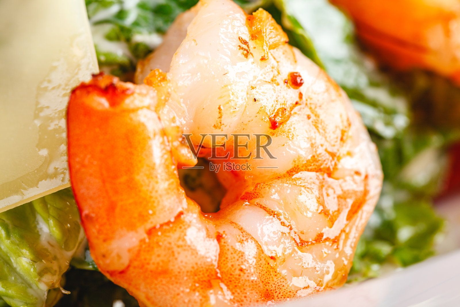 海鲜凯撒沙拉配虾仁，沙拉叶，面包丁，樱桃番茄和帕玛森芝士照片摄影图片