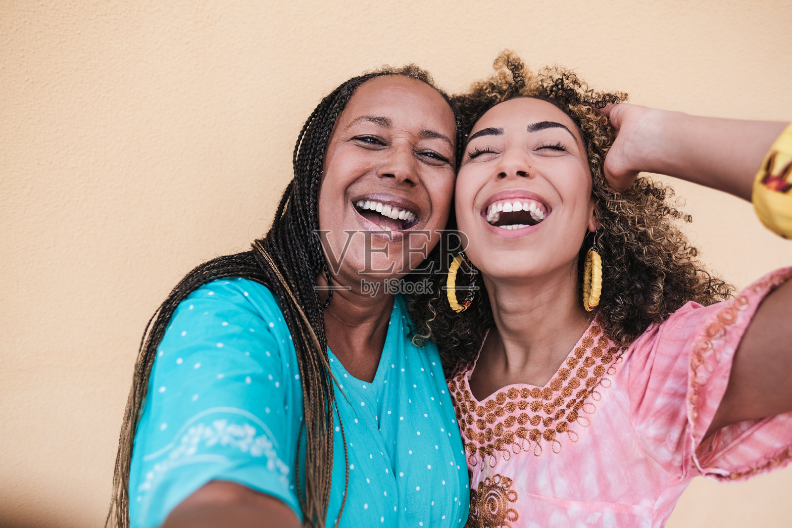 快乐的非洲母亲和成年女儿穿着传统服装自拍照片摄影图片