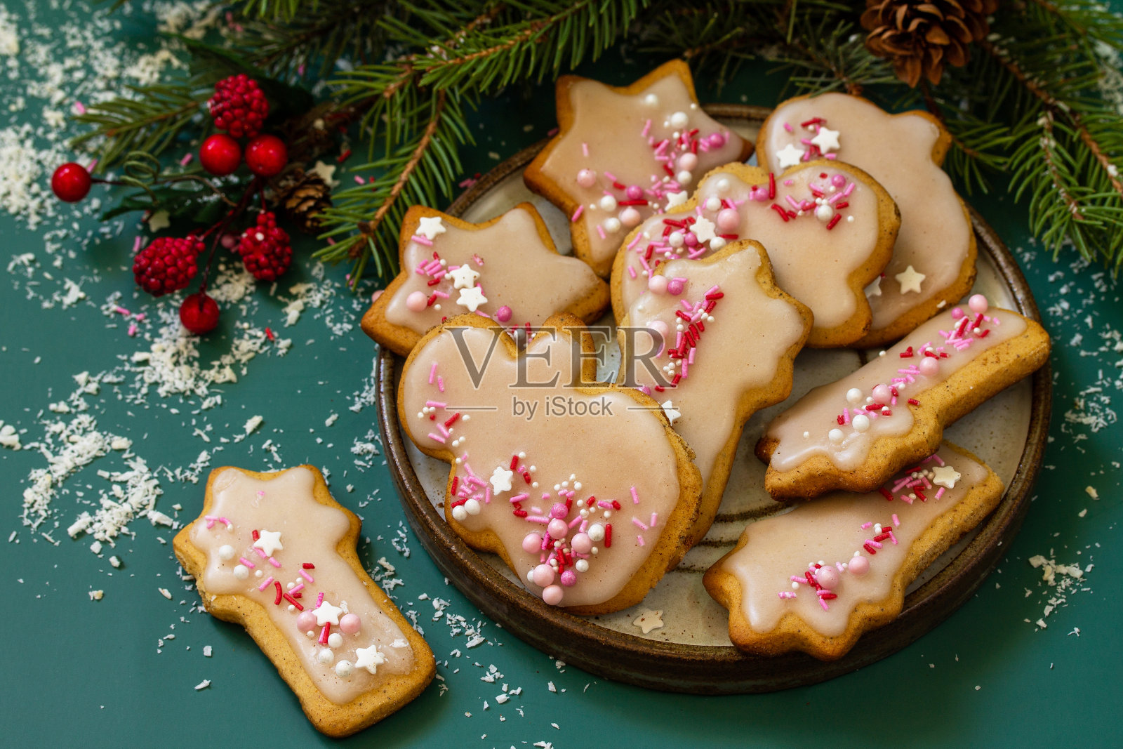 圣诞烘烤。在Tidewater Green厨房的台面上放上自制的姜饼。色彩趋势背景2021。照片摄影图片