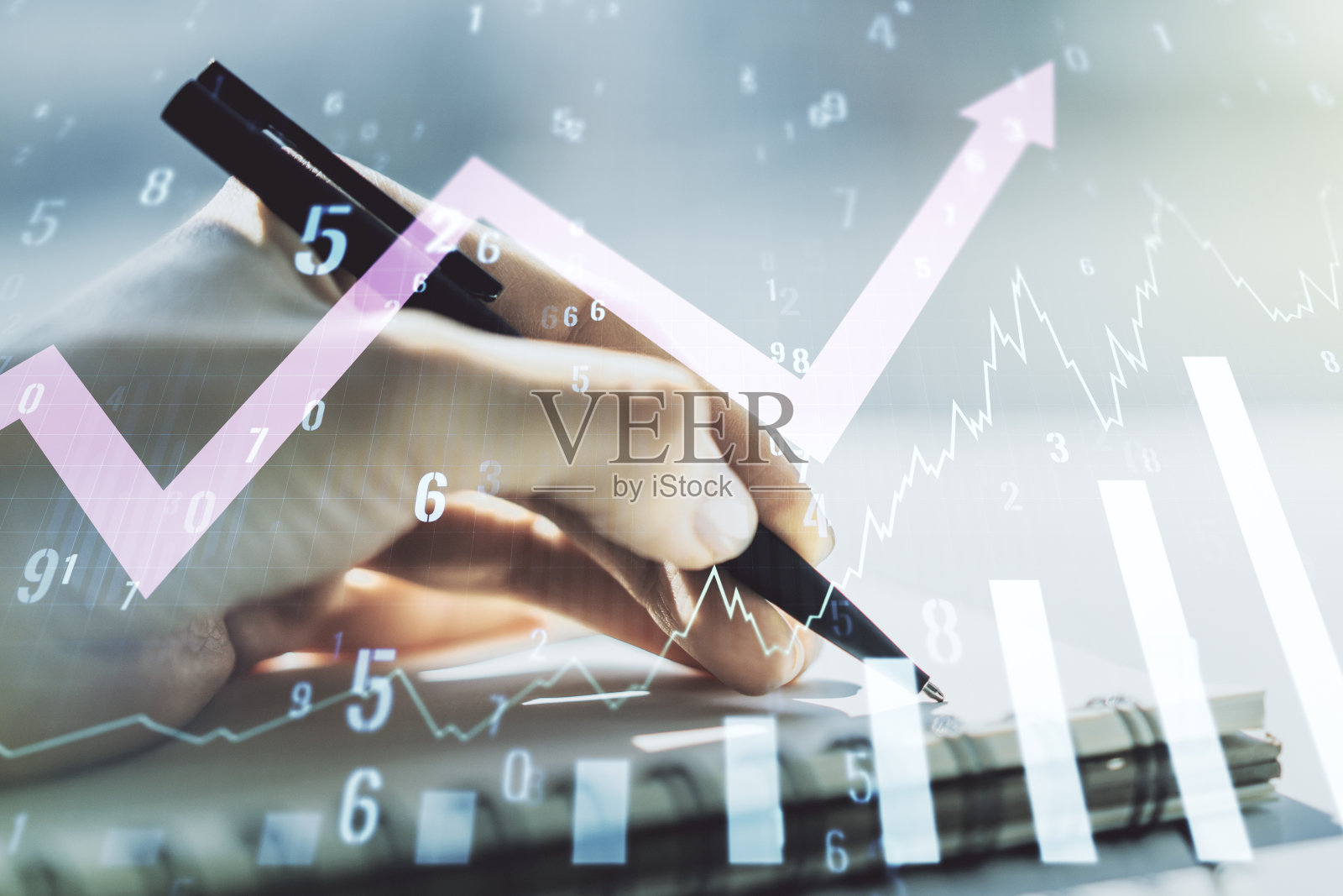 摘要创意财务图表，以向上的箭头和女人手写在笔记本上的背景，外汇和投资概念。Multiexposure照片摄影图片