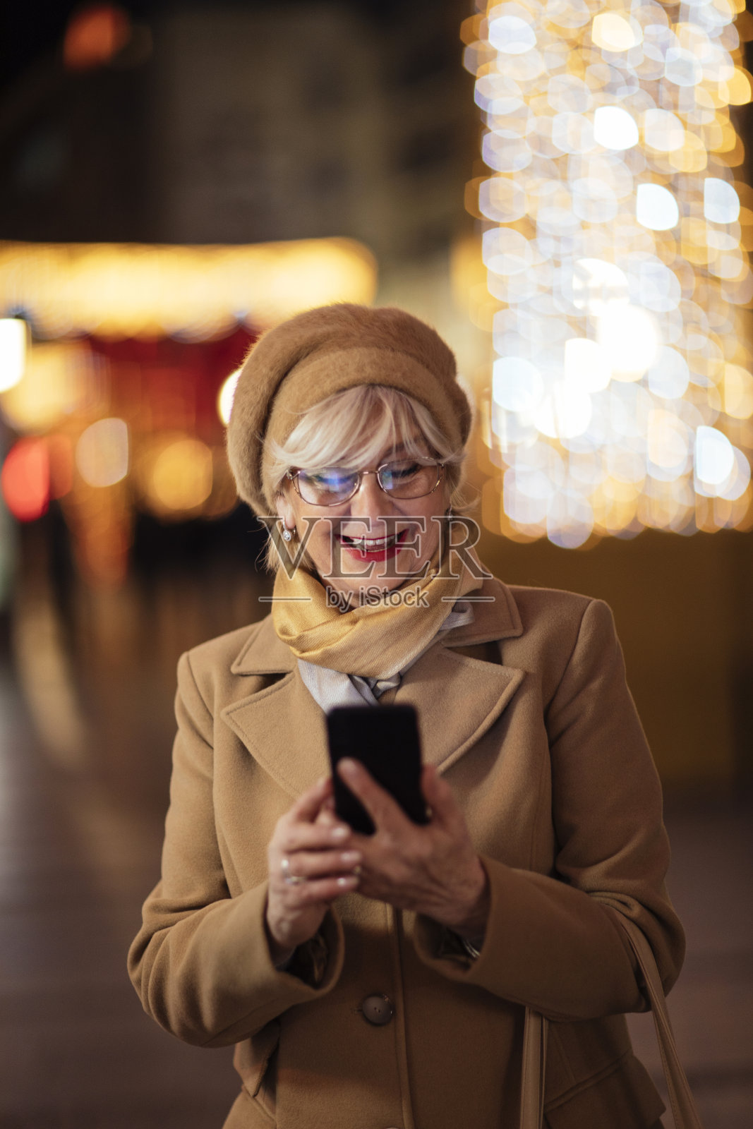 给她的孙子孙女打电话问好照片摄影图片