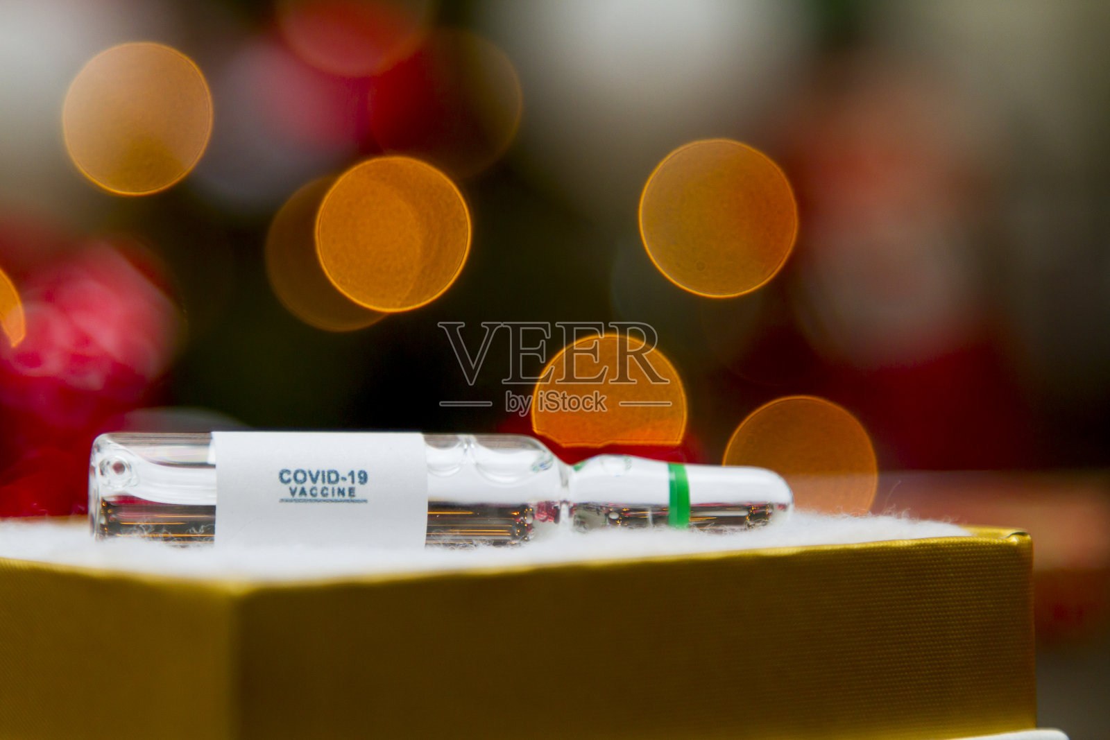 新冠病毒礼物：圣诞节的新冠疫苗照片摄影图片