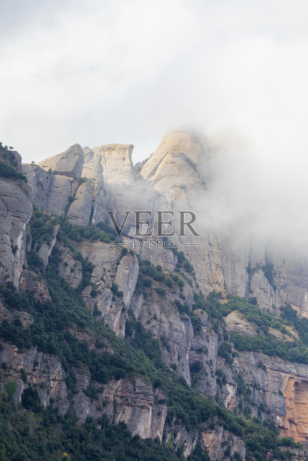 蒙特塞拉特山雾天景色照片摄影图片